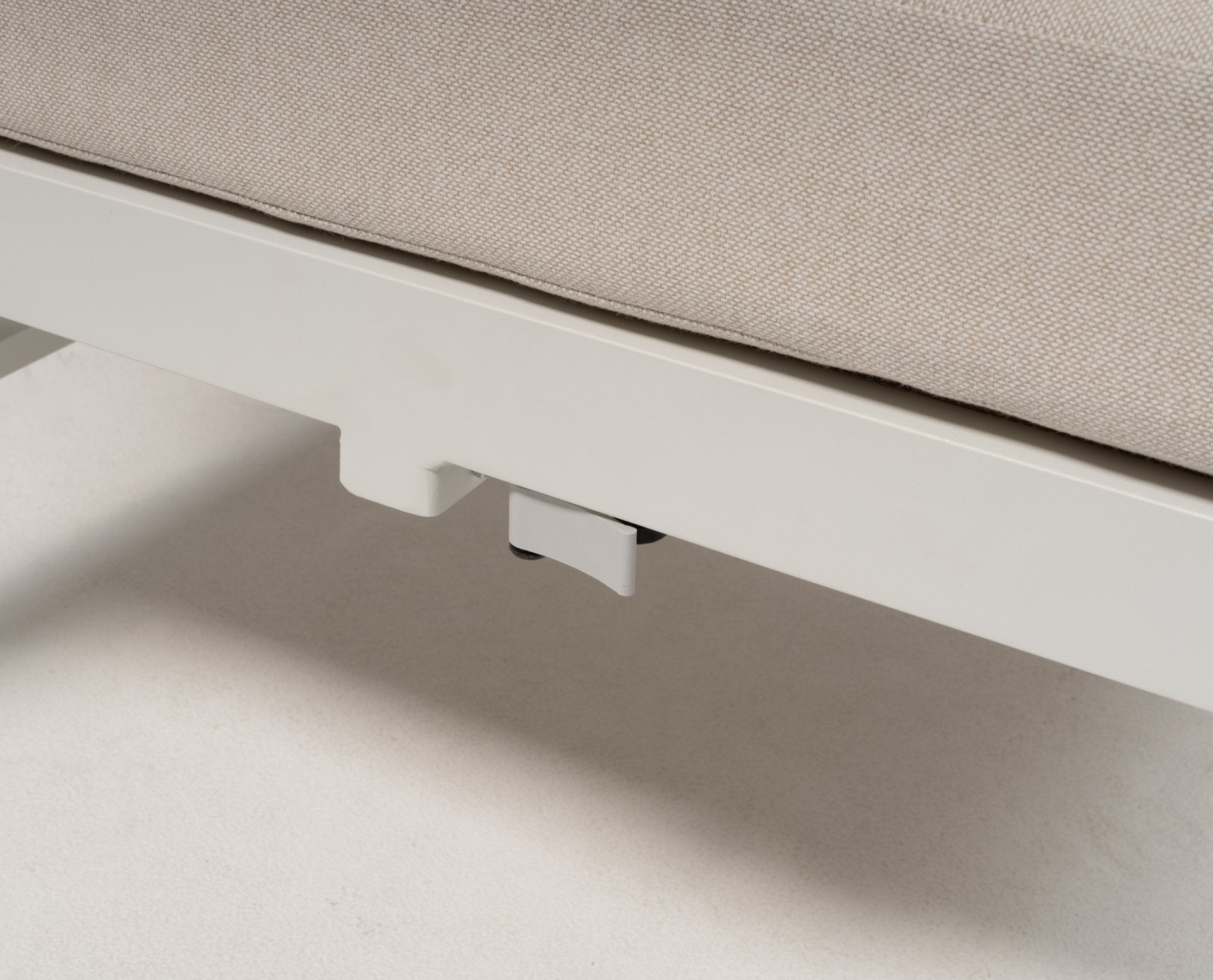 Loungegruppe Adrian mit weißem Aluminiumgestell, beigen Kissen und Couchtisch mit Holzdekor-Tischplatte.