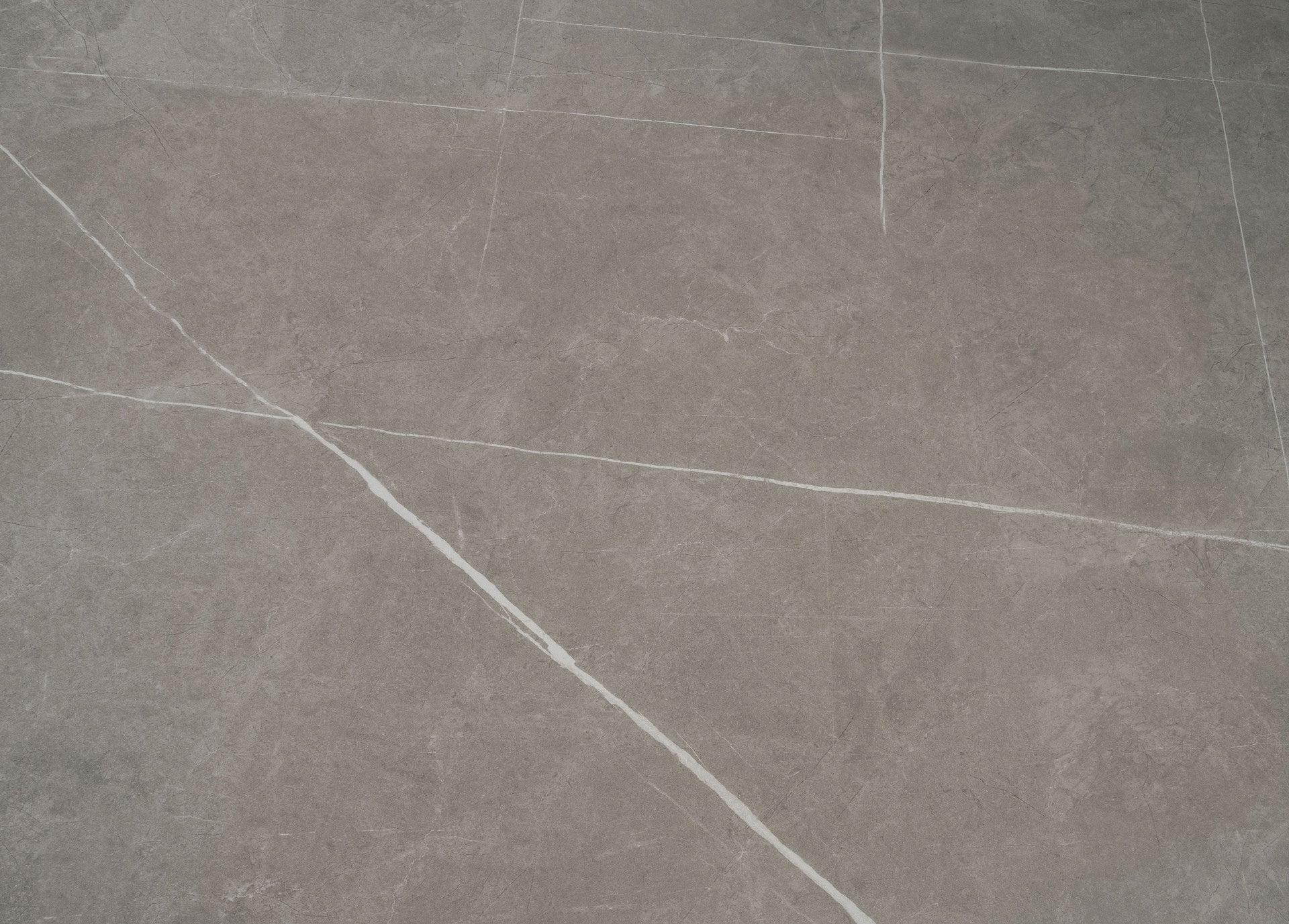 Alicia Garten Eckbankgruppe mit grauer Sinterstein-Tischplatte und grünen Kissen auf robustem Aluminiumgestell in Holzoptik.