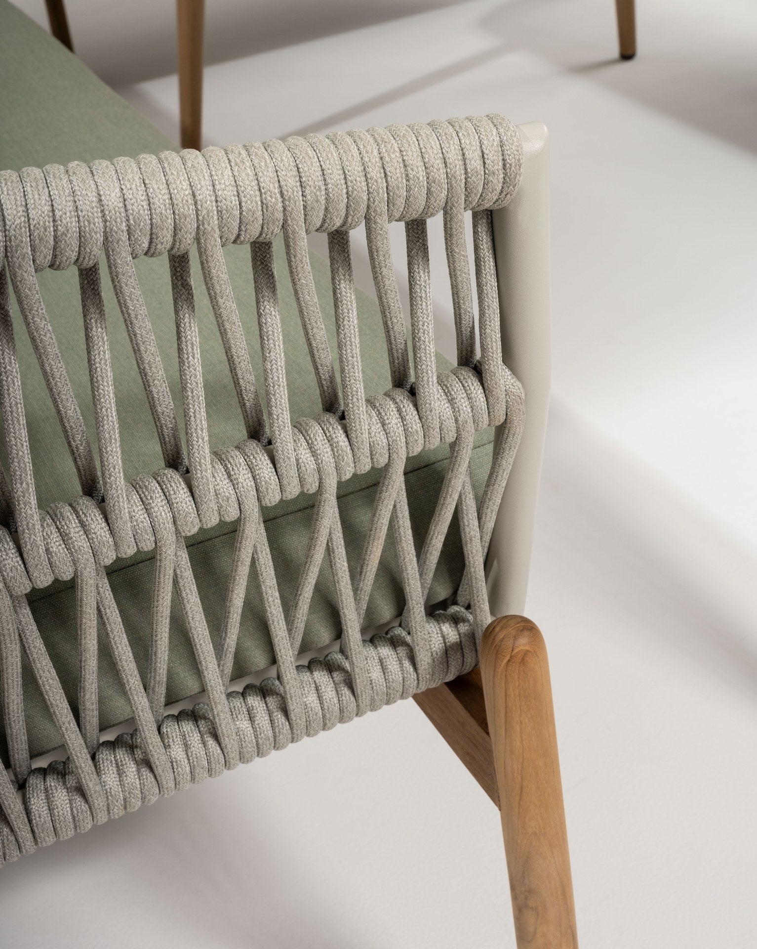 Alicia Garten Eckbankgruppe mit grauer Sinterstein-Tischplatte und grünen Kissen auf robustem Aluminiumgestell in Holzoptik.