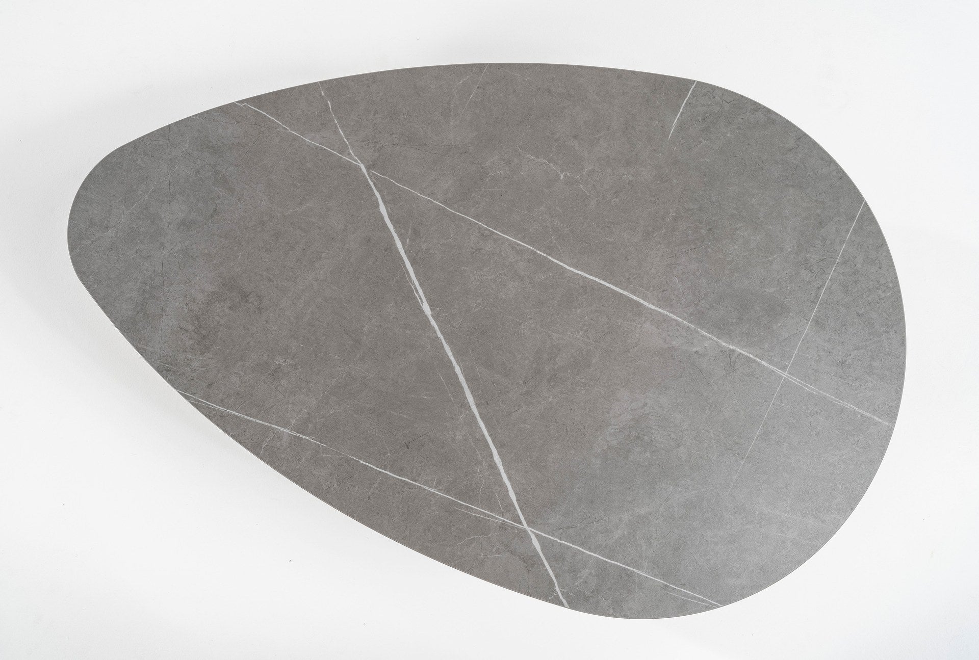 Bella Eck-Gartenlounge aus massivem Teakholz mit hellgrauen Outdoor-Polstern und Couchtischen mit Sinterstone-Tischplatten