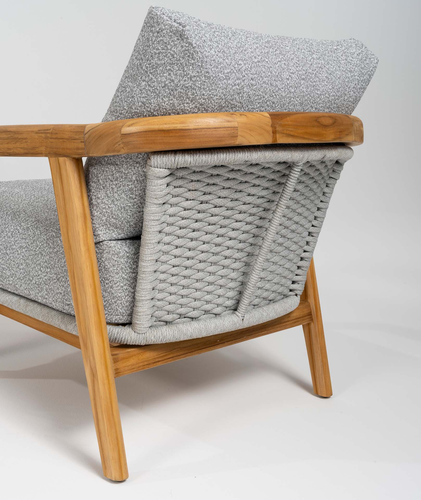 Sofagruppe Bella aus massivem Teakholz mit hellgrauen Outdoor-Polstern und Couchtisch mit Sinterstone-Tischplatte