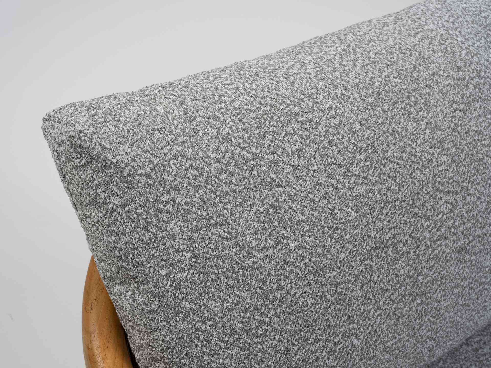 Sofagruppe Bella aus massivem Teakholz mit hellgrauen Outdoor-Polstern und Couchtisch mit Sinterstone-Tischplatte