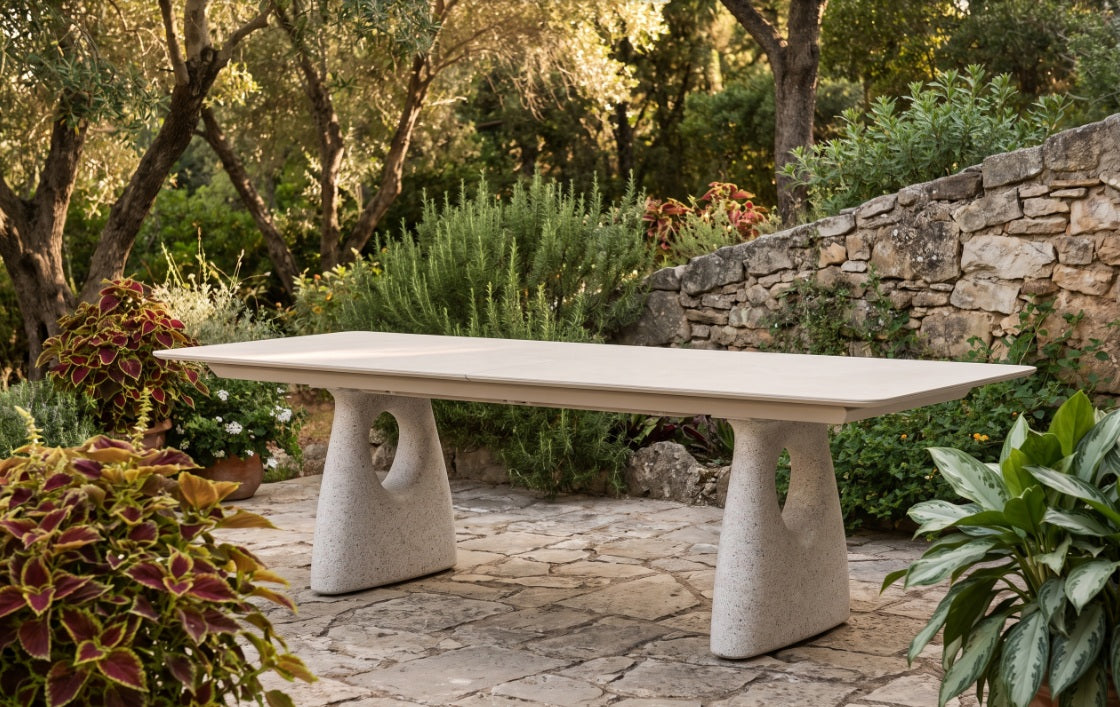 Ausziehbarer Gartentisch Ben mit Sinterstone-Tischplatte in Travertinoptik und Designbeinen in heller Granitoptik