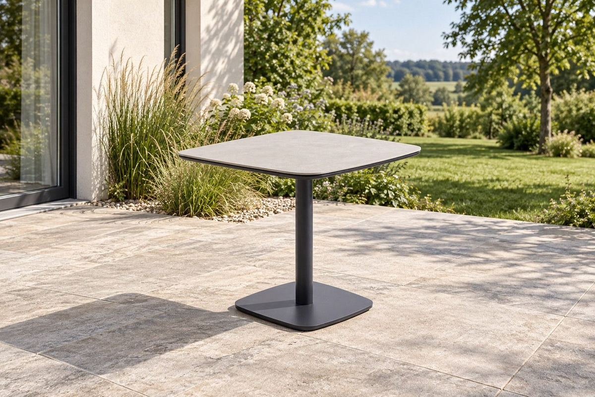 Bernhard Gartentisch Small, Aluminium Anthrazit und Sinterstone Greige – Ansicht 2