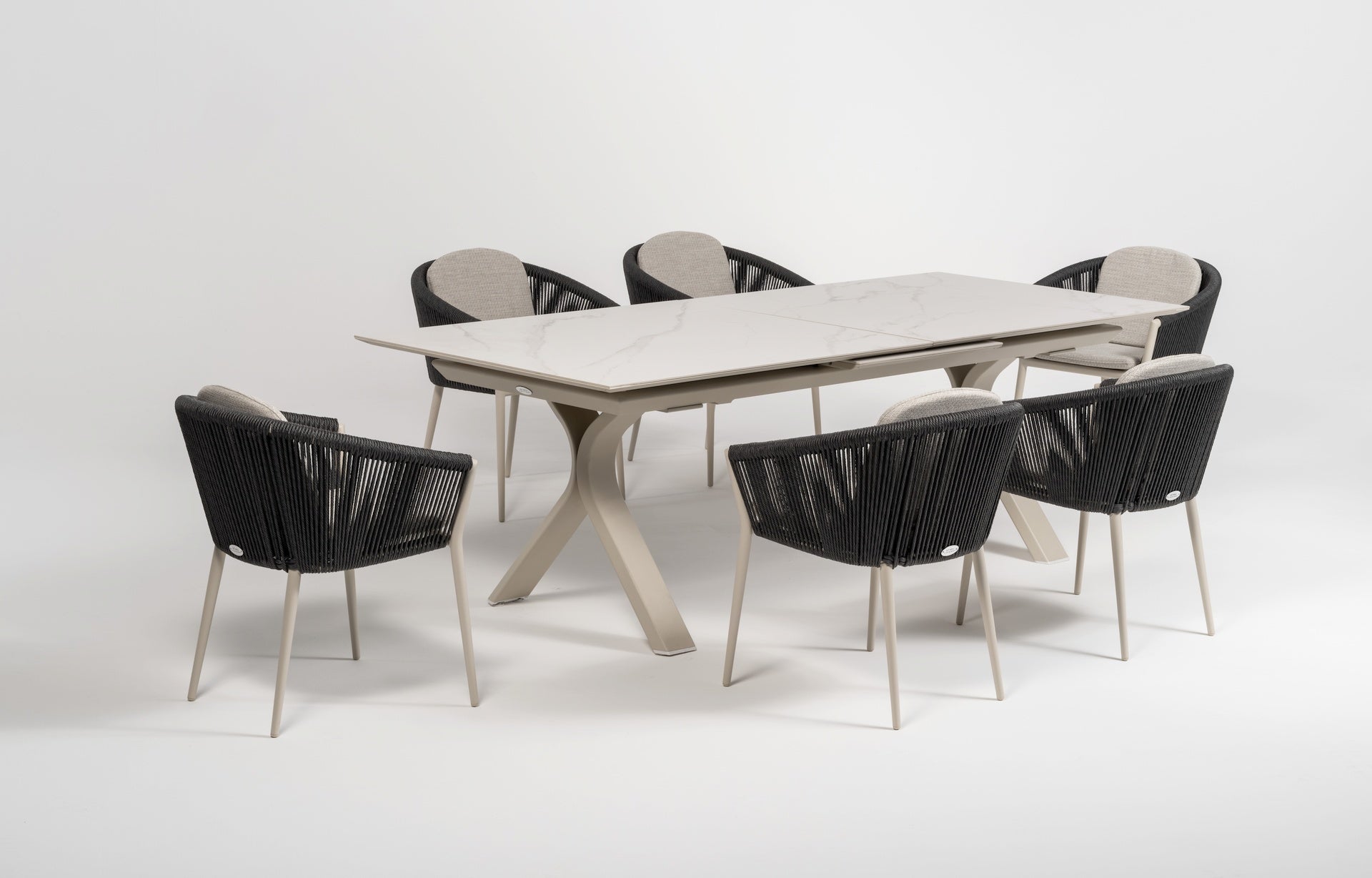 Cameron Gartentisch weiß: Aluminiumgestell Elfenbein, Sinterstone-Tischplatte in Marmoroptik Weiß, ausziehbar.