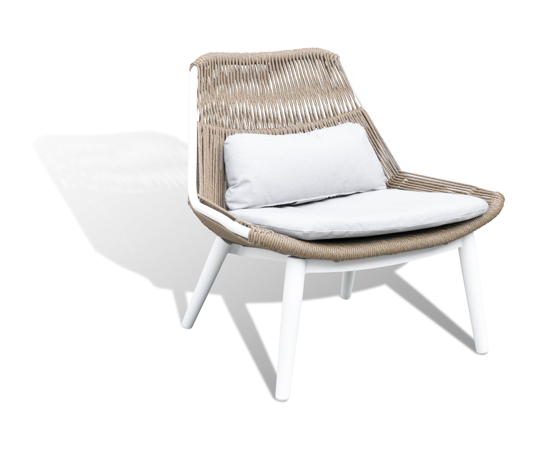 Loungeelemente Celeste mit ivoryfarbenem Aluminiumgestell, sandfarbenen Textilschnüren und hellgrauen Polstern. Ovaler und runder Couchtisch aus Aluminium.