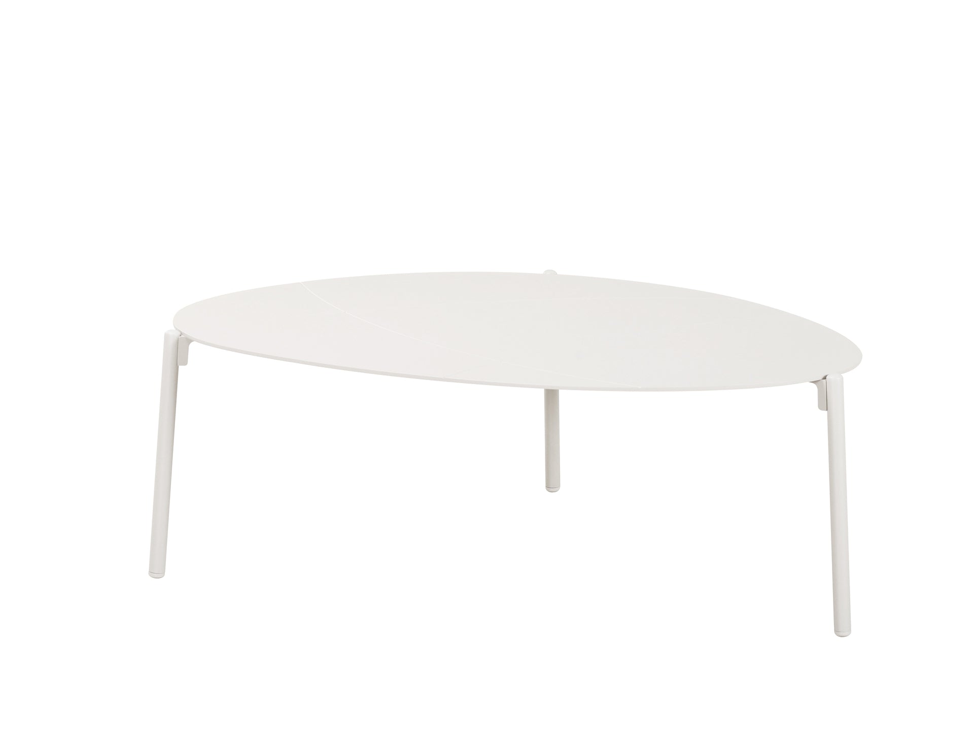 Loungeelemente Celeste mit ivoryfarbenem Aluminiumgestell, sandfarbenen Textilschnüren und hellgrauen Polstern. Ovaler und runder Couchtisch aus Aluminium.