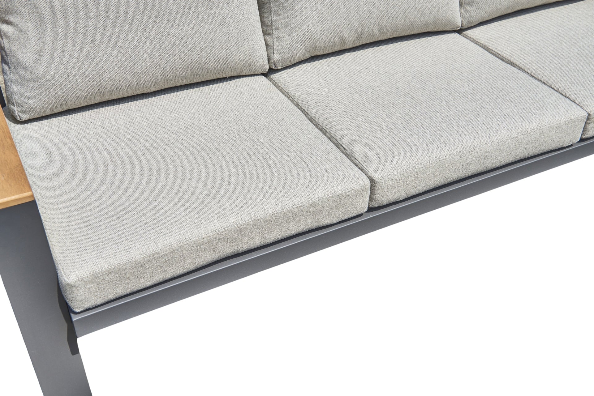 Chiara Eckbankgruppe mit anthrazitfarbenem Aluminiumgestell und Polywood-Armstützen in Teak-Optik, beige Textilschnüre und hellgraue Kissen, inklusive Tisch, bei Gartenmoebelshop.at verfügbar