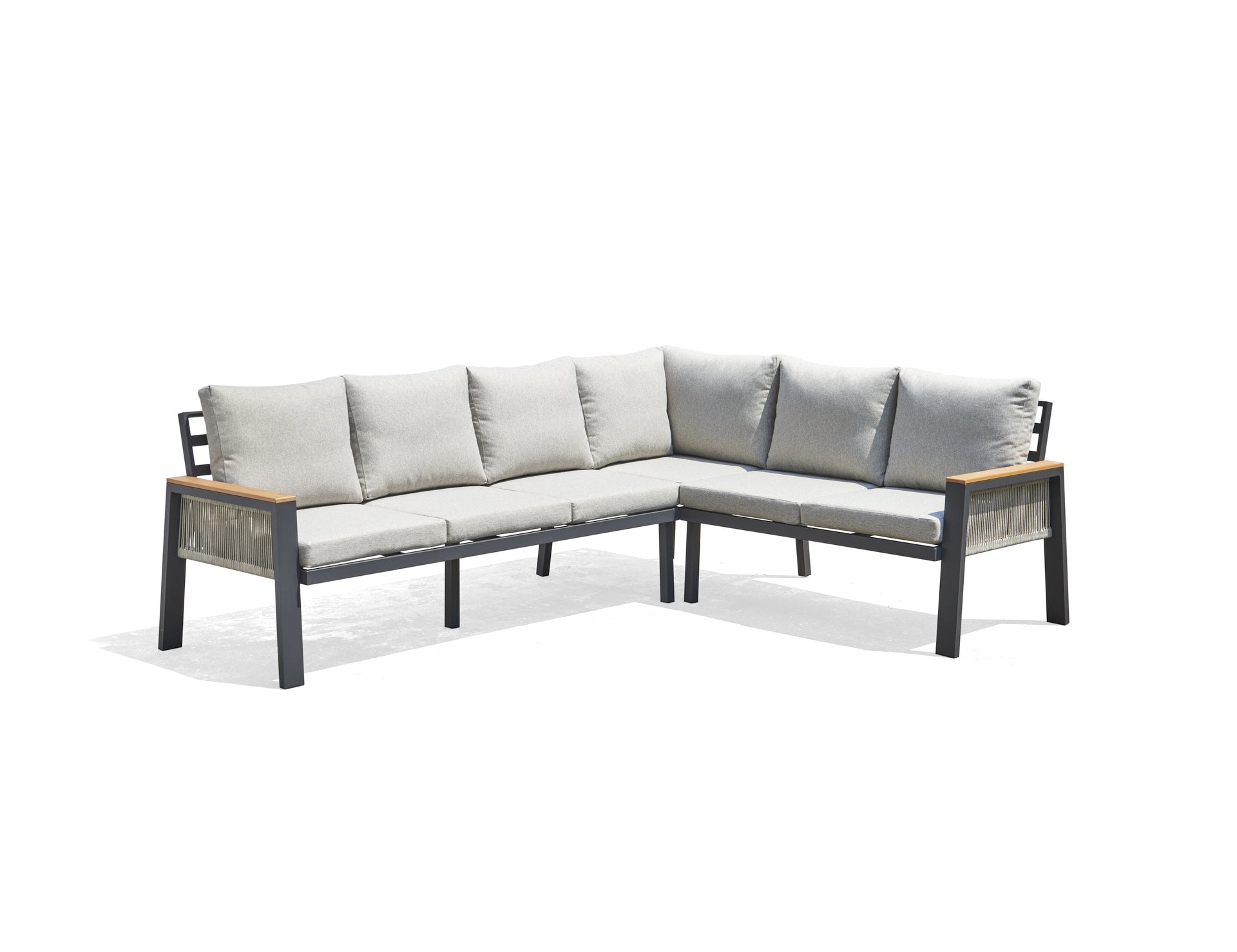 Chiara Eckbankgruppe mit anthrazitfarbenem Aluminiumgestell und Polywood-Armstützen in Teak-Optik, beige Textilschnüre und hellgraue Kissen, inklusive Tisch, bei Gartenmoebelshop.at verfügbar