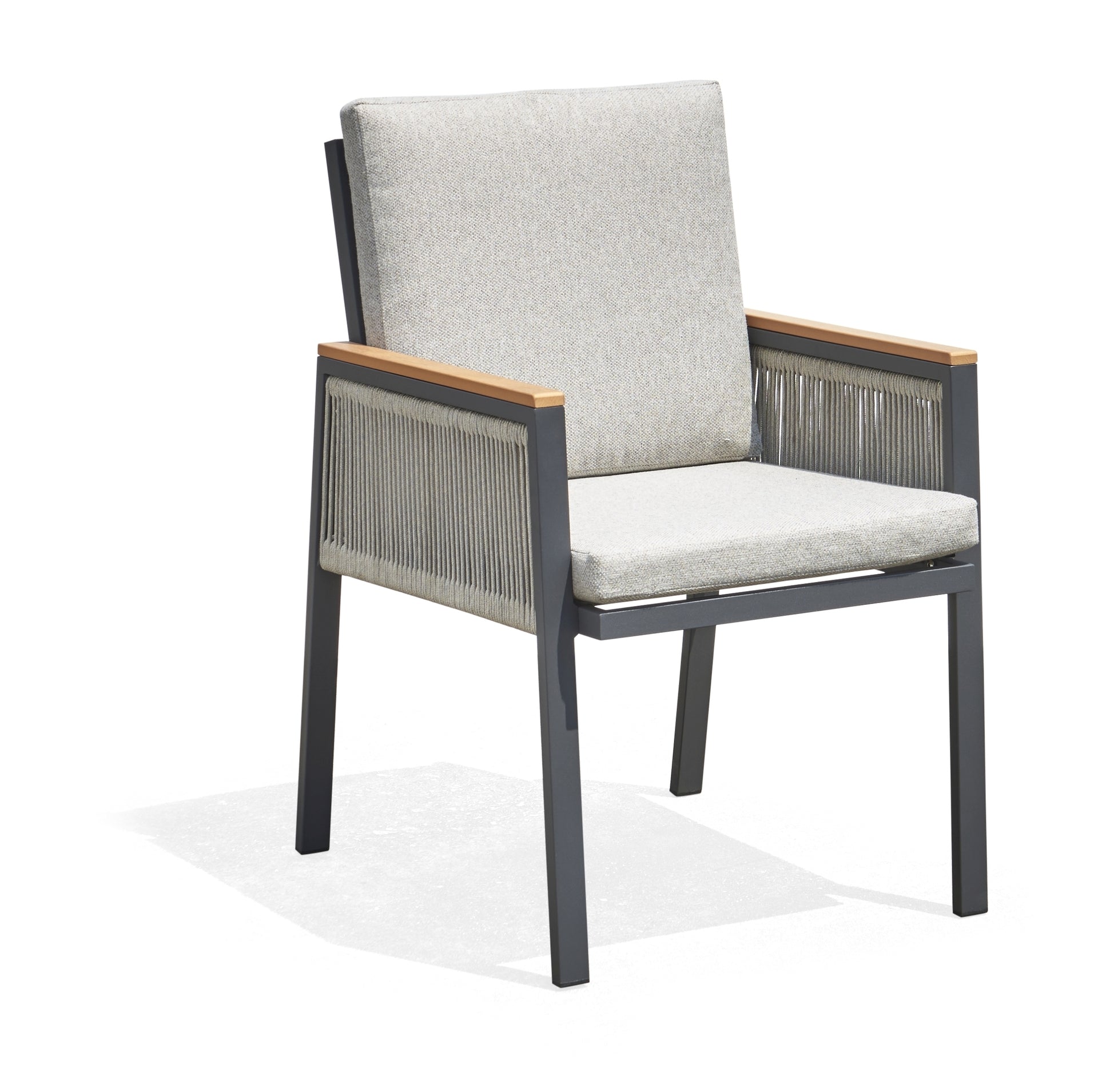 Chiara Eckbankgruppe mit anthrazitfarbenem Aluminiumgestell und Polywood-Armstützen in Teak-Optik, beige Textilschnüre und hellgraue Kissen, inklusive Tisch, bei Gartenmoebelshop.at verfügbar