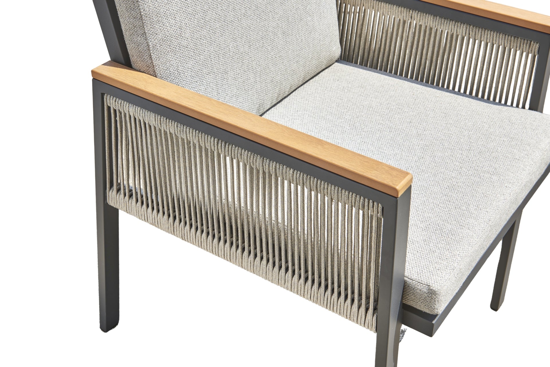 Chiara Eckbankgruppe mit anthrazitfarbenem Aluminiumgestell und Polywood-Armstützen in Teak-Optik, beige Textilschnüre und hellgraue Kissen, inklusive Tisch, bei Gartenmoebelshop.at verfügbar