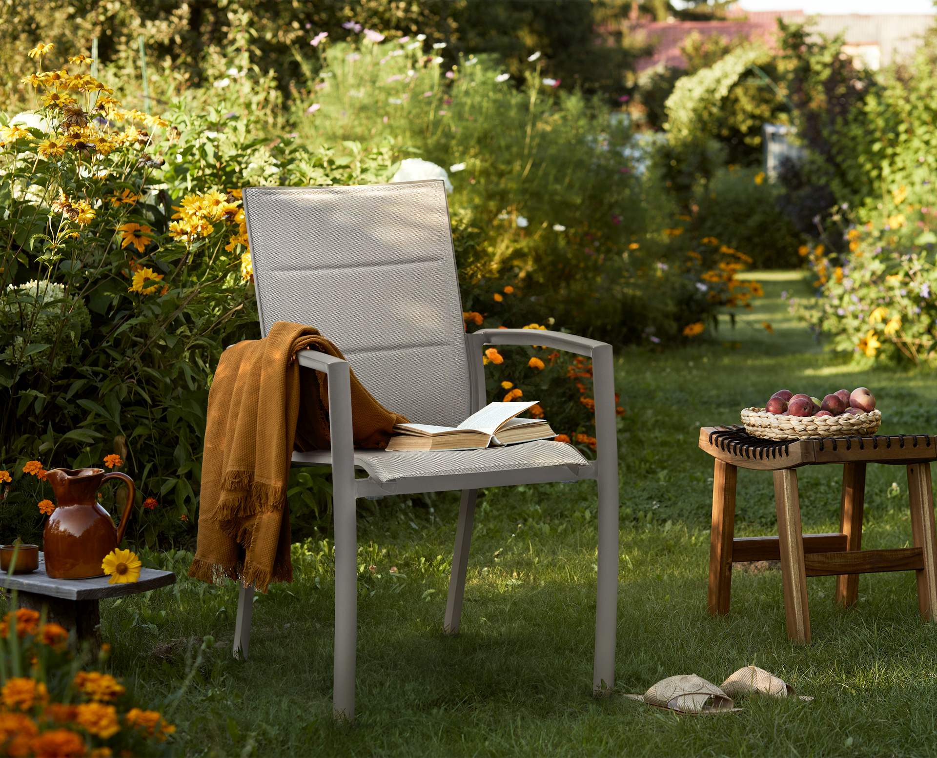 Dolly Gartenstuhl mit grauem Aluminiumgestell und Textilenbespannung, stapelbar und wetterfest