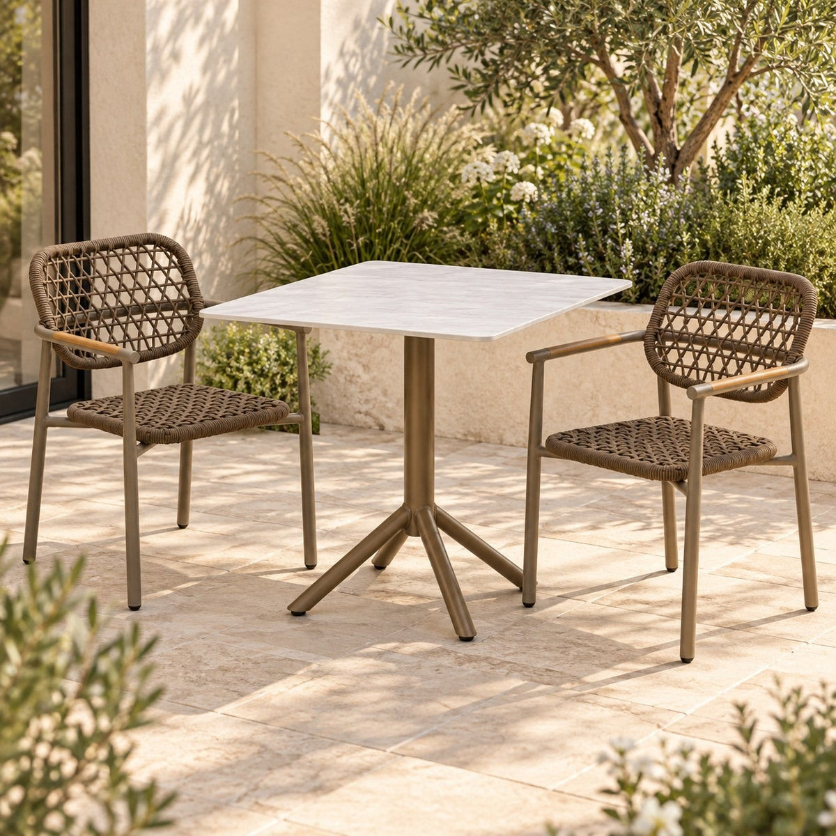 Dominik Bistrotisch quadratisch – Aluminium in Bronze-Braun, Sinterstone in Naturweiß, Foto 3
