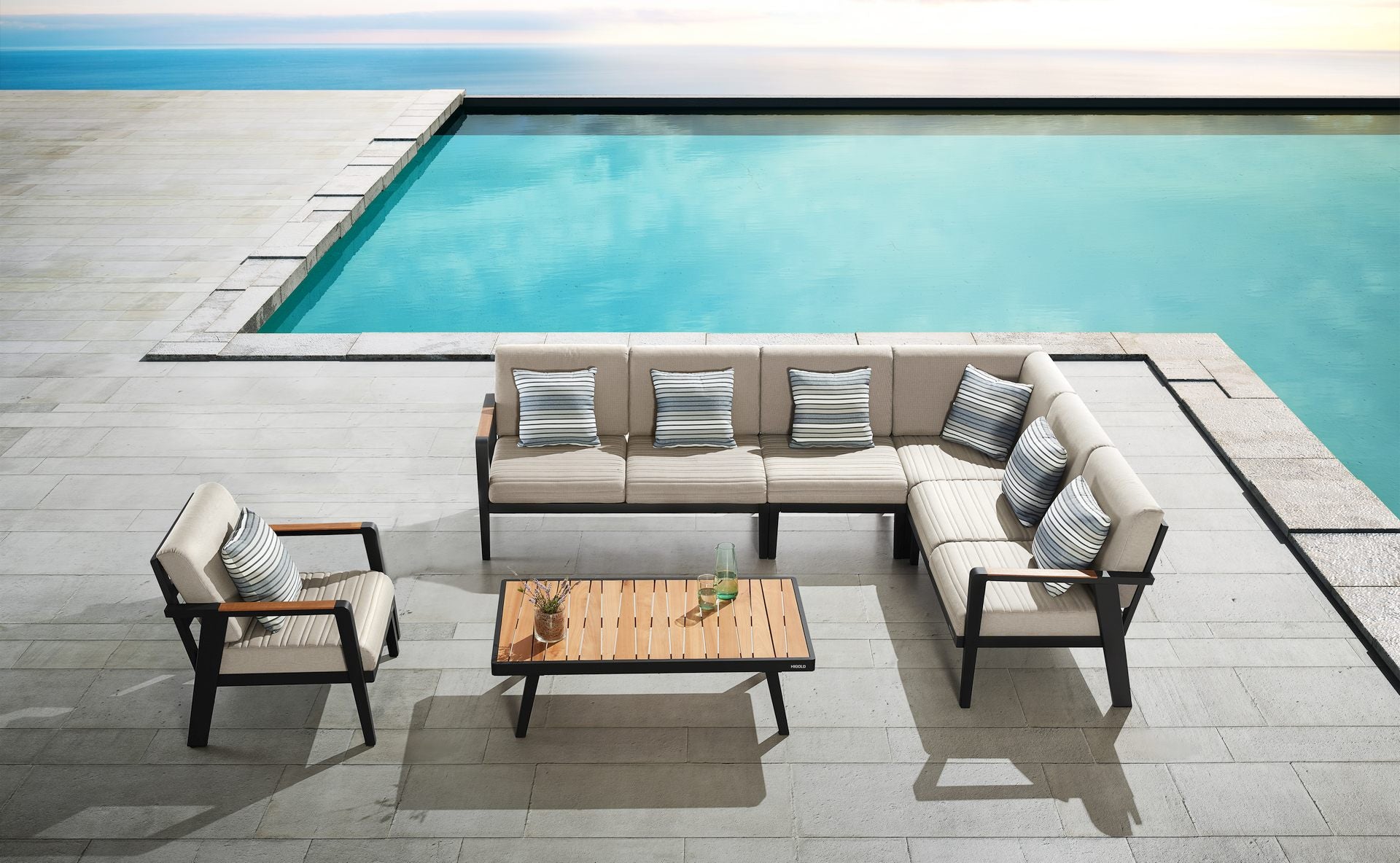 Loungegruppe Evita mit Eckbank, Sessel & Teakholz-Tisch – modernes Outdoor-Set in Anthrazit & Beige.