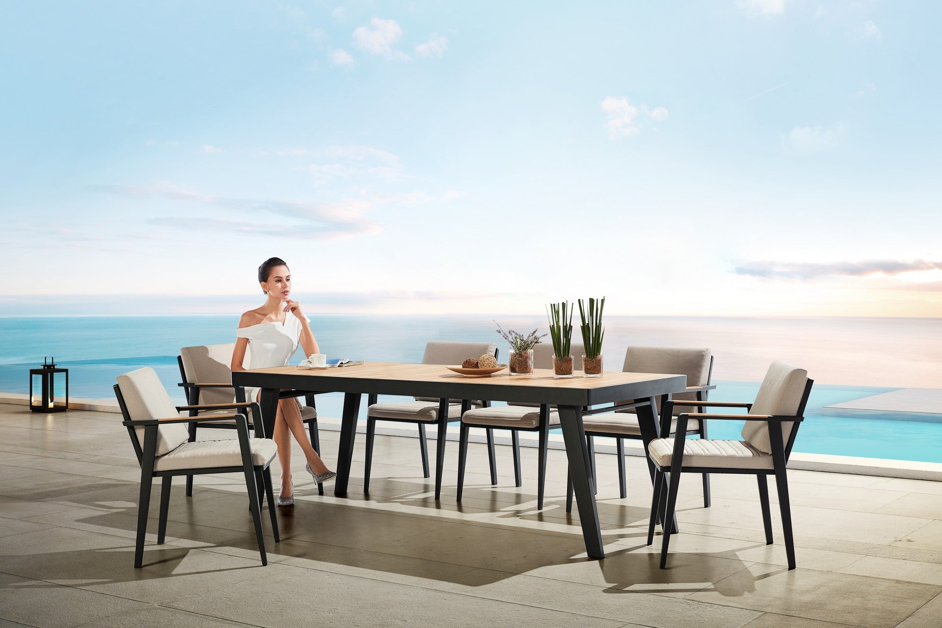 Evita Dining Set XL mit großem Teaktisch und 8 gepolsterten Armlehnstühlen aus Aluminium und Teak.