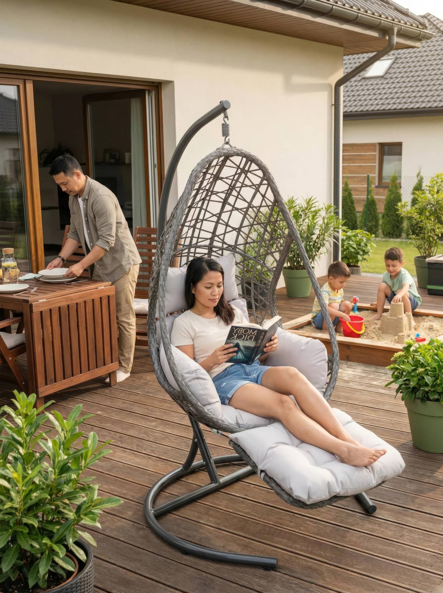 Der Hängekorb Fabienne: Aluminiumkorb mit Kunststoffgeflecht in Grau oder Honig, Stahlrohrgestell in Anthrazit. Mit verstellbarer Fußablage für Komfort. Jetzt entdecken!