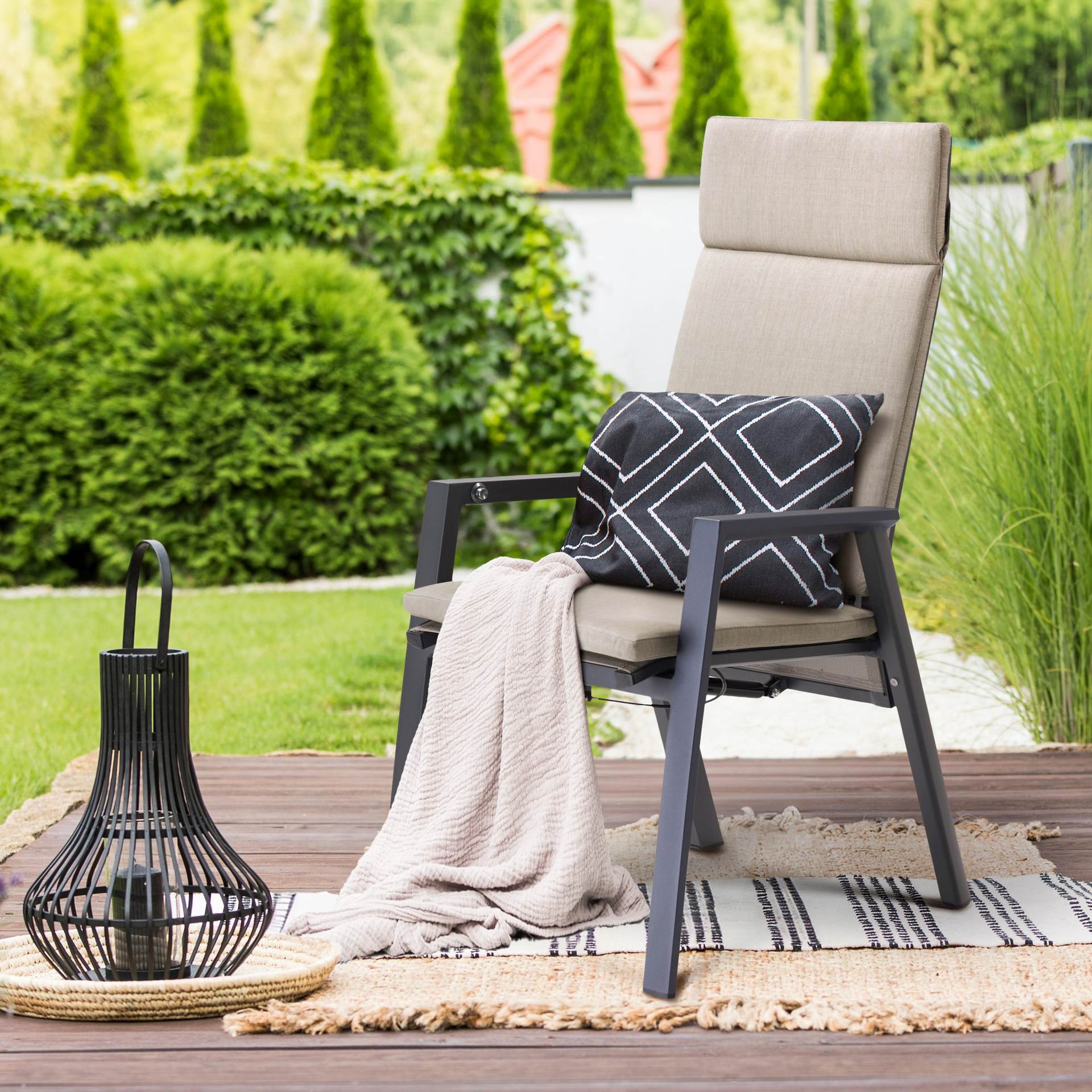 Hedda Hochlehner mit anthrazitfarbenem Aluminiumgestell, grauer Kissenauflage und verstellbarer Rückenlehne