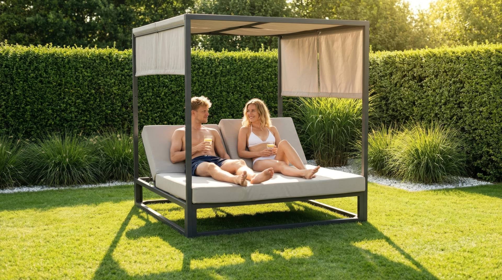 Daybed Indira mit Aluminium-Gestell in Anthrazit, grauem Sonnendach und hellgrauen, wasserfesten Kissen.