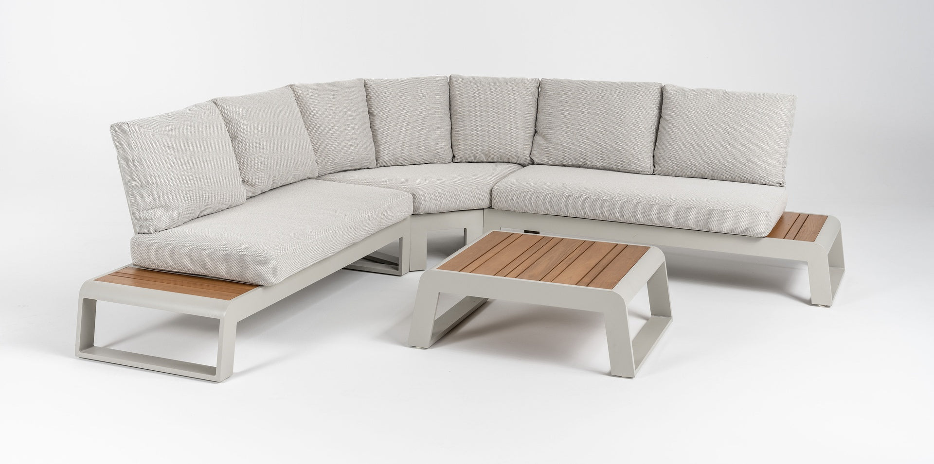 Kaya Eck-Gartenlounge aus Aluminium off-white mit hellgrauen Outdoor-Kissen und Teakholz-Ablagen inklusive Couchtisch