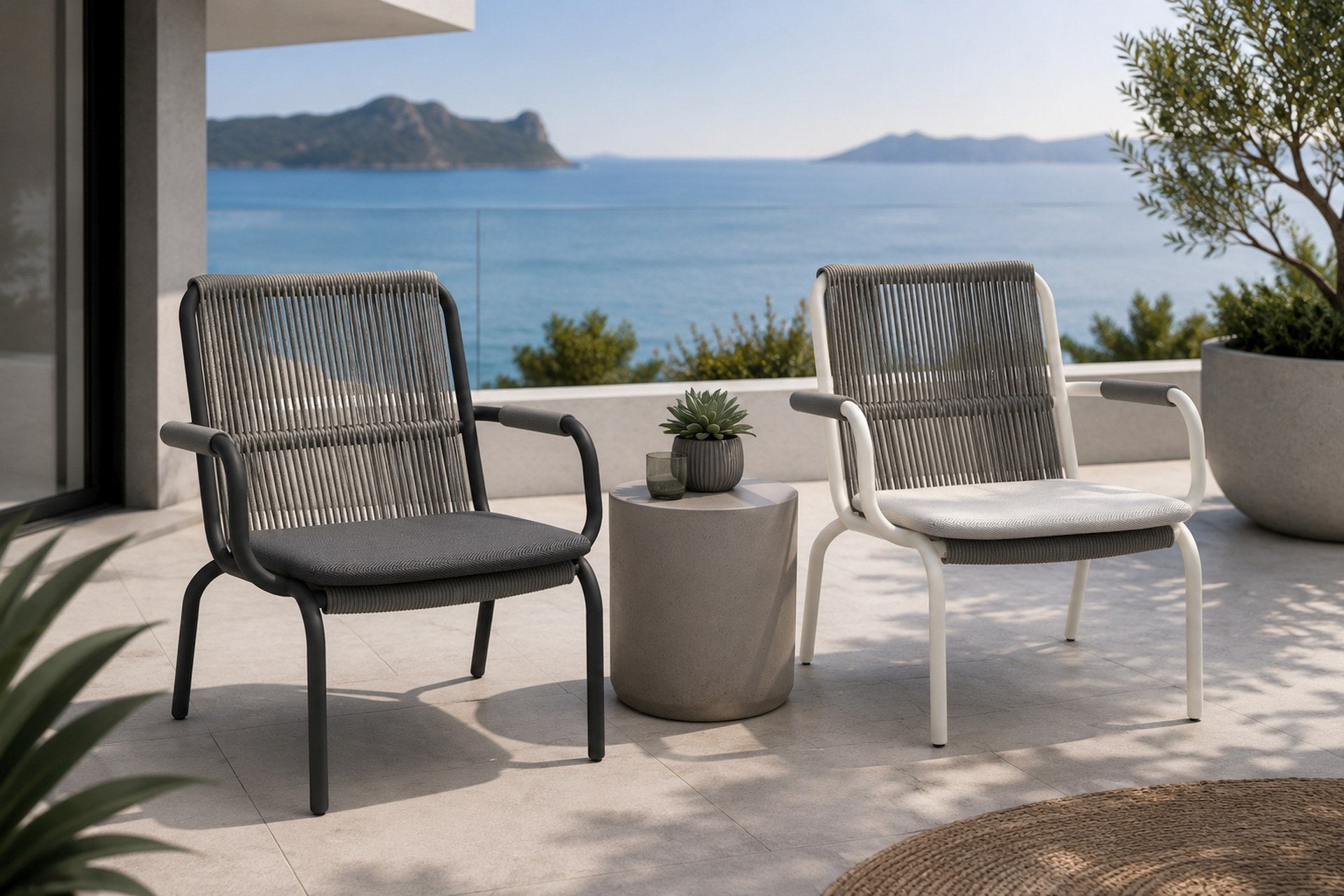 Gartenfauteuil Leandra in Anthrazit mit hellgrauen Textilschnüren und dunkelgrauen Kissen.