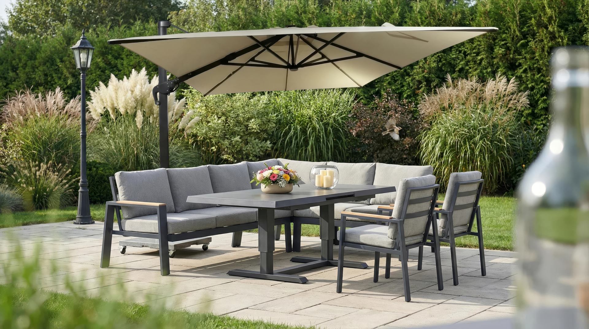 Leon Eckbankgruppe aus Aluminium mit Teakholz-Armlehnen und höhenverstellbarem Sinterstone-Tisch