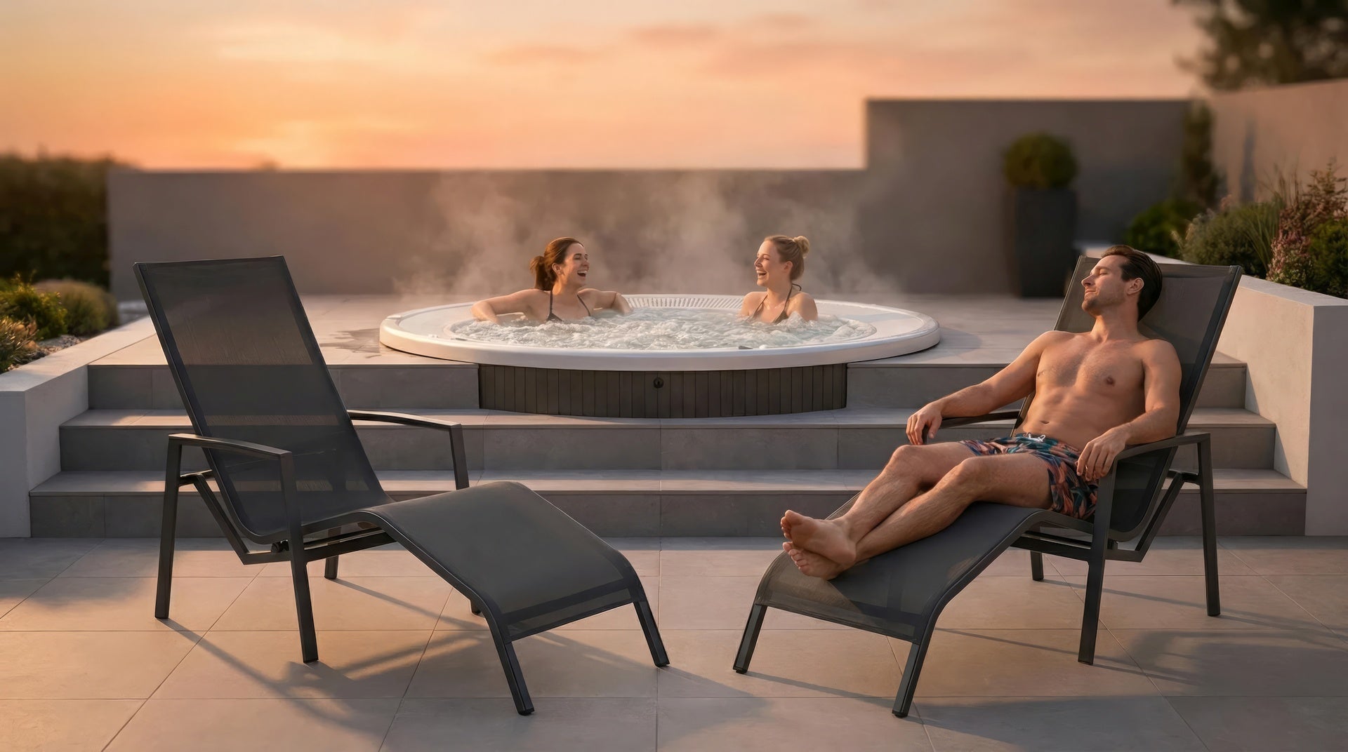 Die Kippliege Mac mit Aluminiumgestell in Anthrazit und Textilenspannung in Dunkelgrau. Ergonomisch, robust und perfekt für Garten oder Sauna. Jetzt online bestellen!