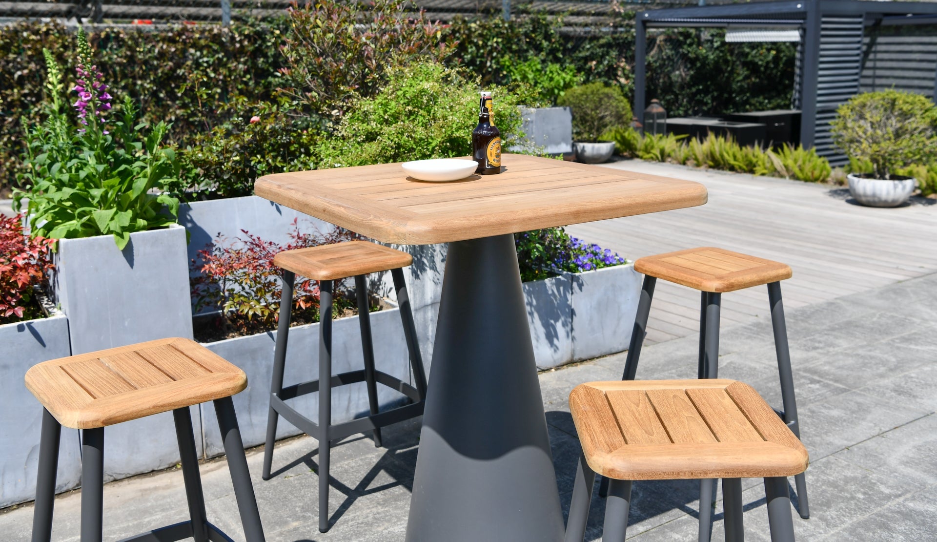 Marie Outdoor Barset mit 4 Barhockern und Bartisch aus Teakholz natur und Aluminium anthrazit für Terrasse und Garten
