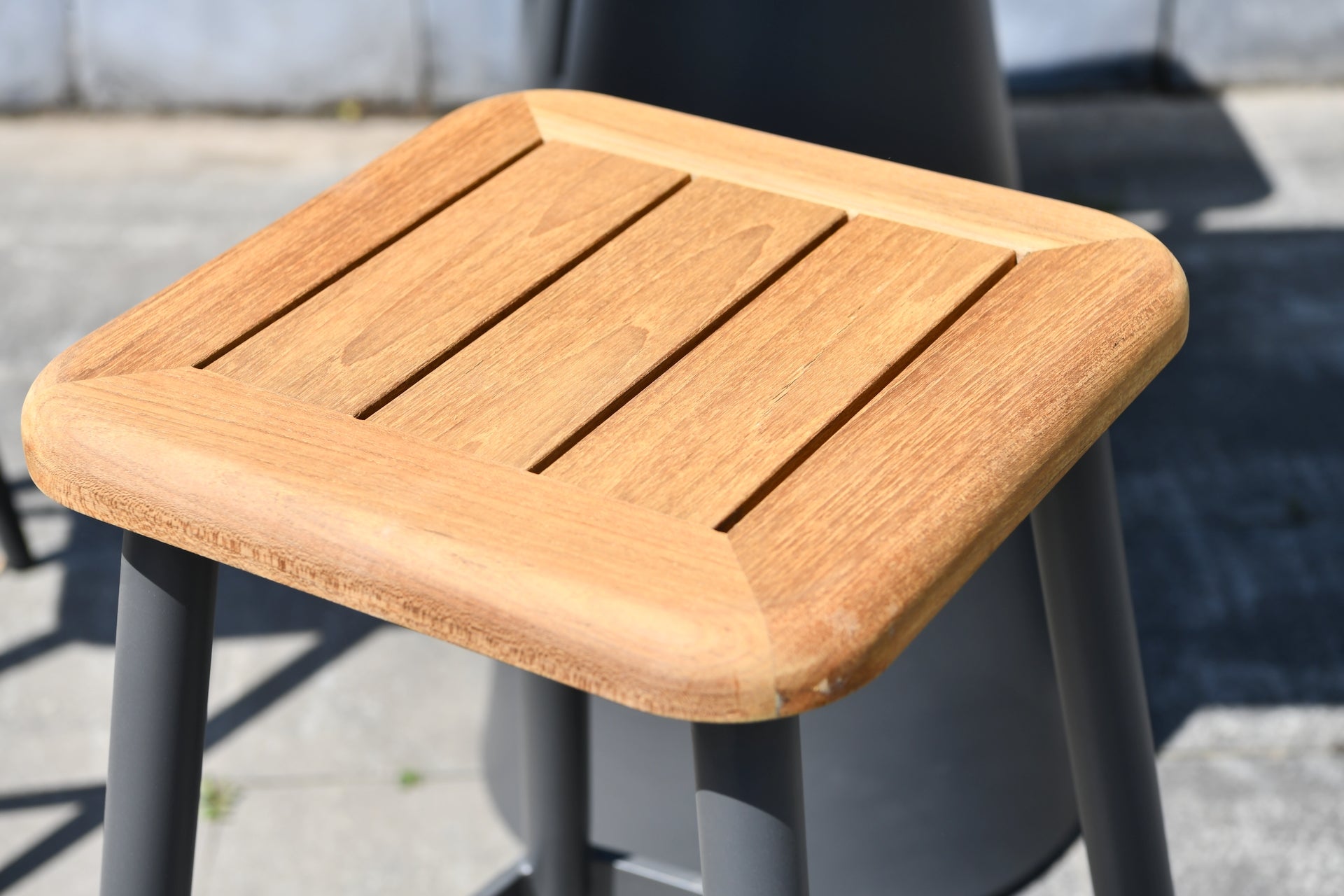 Marie Outdoor Barset mit 4 Barhockern und Bartisch aus Teakholz natur und Aluminium anthrazit für Terrasse und Garten