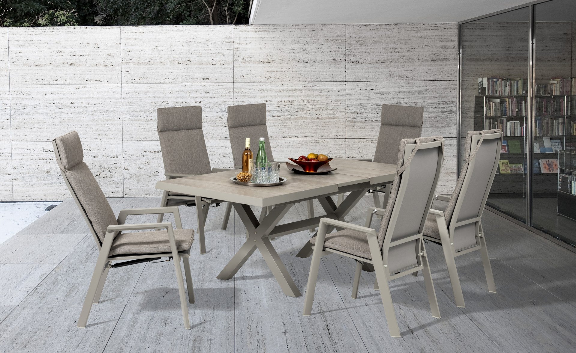 Elegante 'Massimo' Garten-Tischgruppe mit verstellbaren Armstühlen und erweiterbarem Tisch, hellgrau pulverbeschichtetes Alu-Gestell und hellgraue Keramik-Latten in Holzoptik, präsentiert auf Gartenmoebelshop.at.