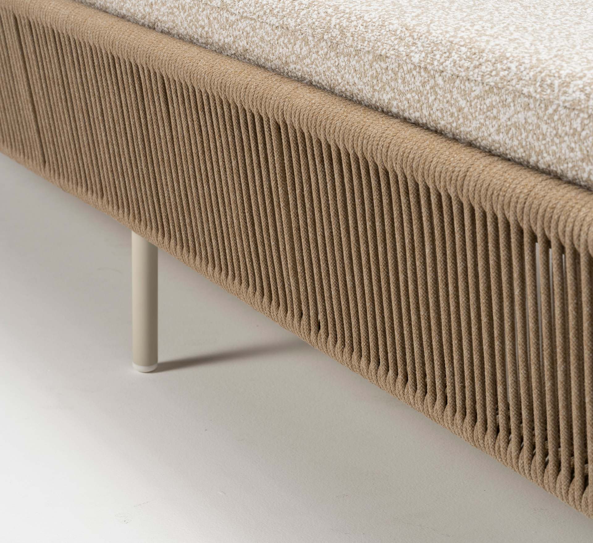 Sonnenliege Matteo mit cremefarbenem Aluminiumgestell, tabakfarbenen Kunststoffschnüren und hellgrauer Polsterauflage für den Outdoor-Bereich