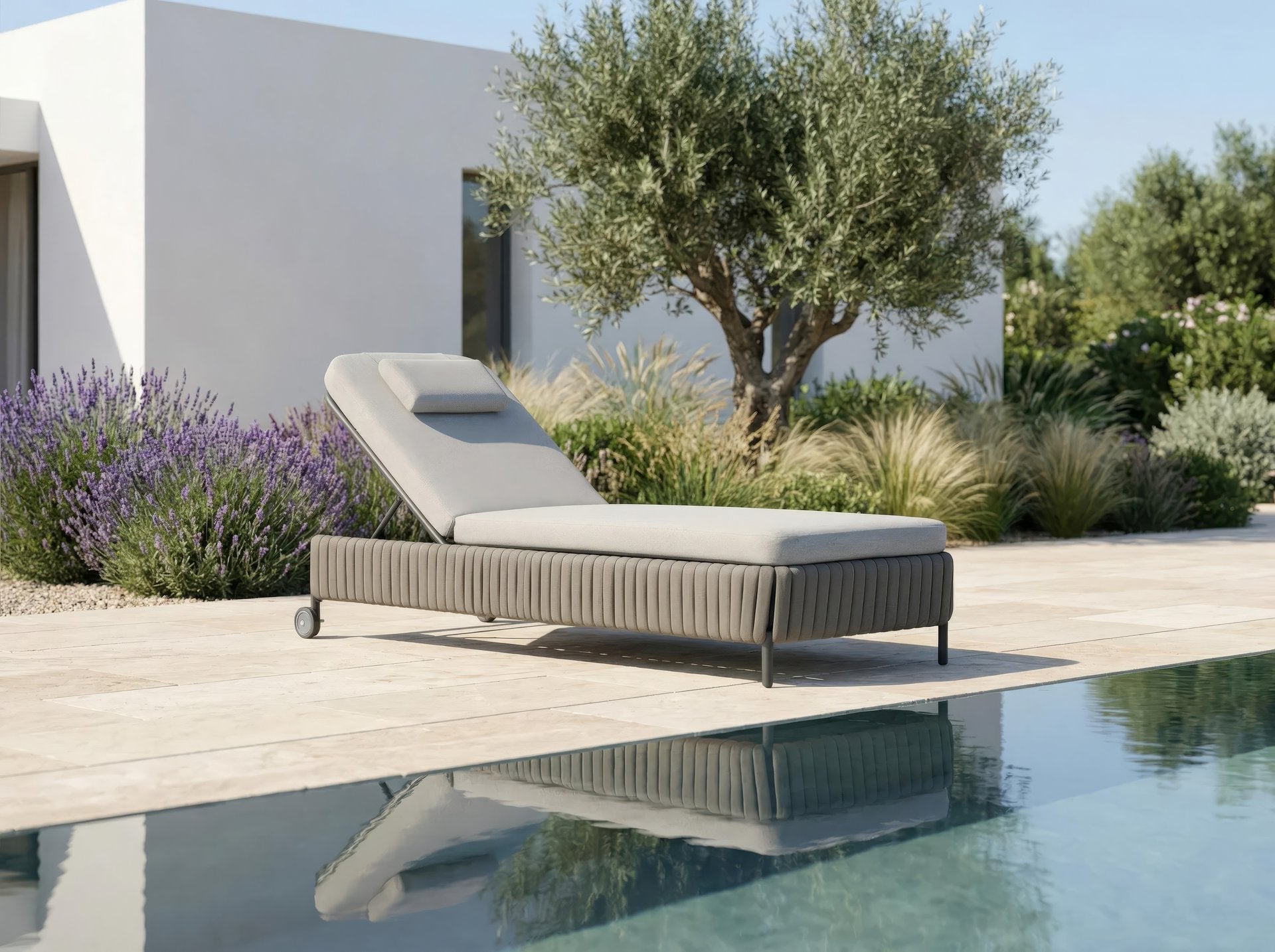 Sonnenliege Nero mit Aluminiumgestell, gepolstertem Kopfkissen und stufenverstellbarer Rückenlehne.