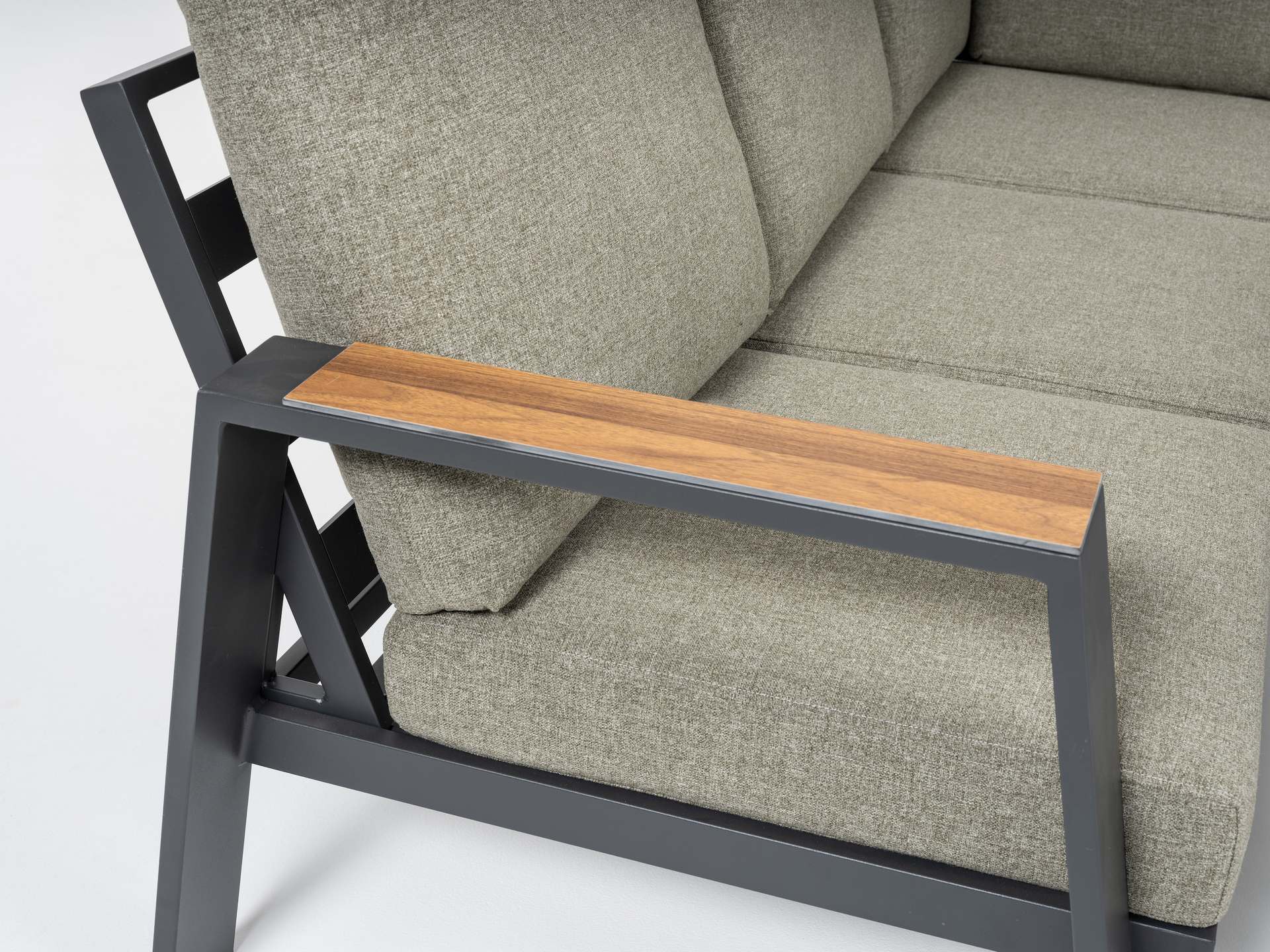 Pierre Eckbankgruppe aus Aluminium mit DPC-Tischplatte in Nussdekor und witterungsbeständigen Sitzkissen