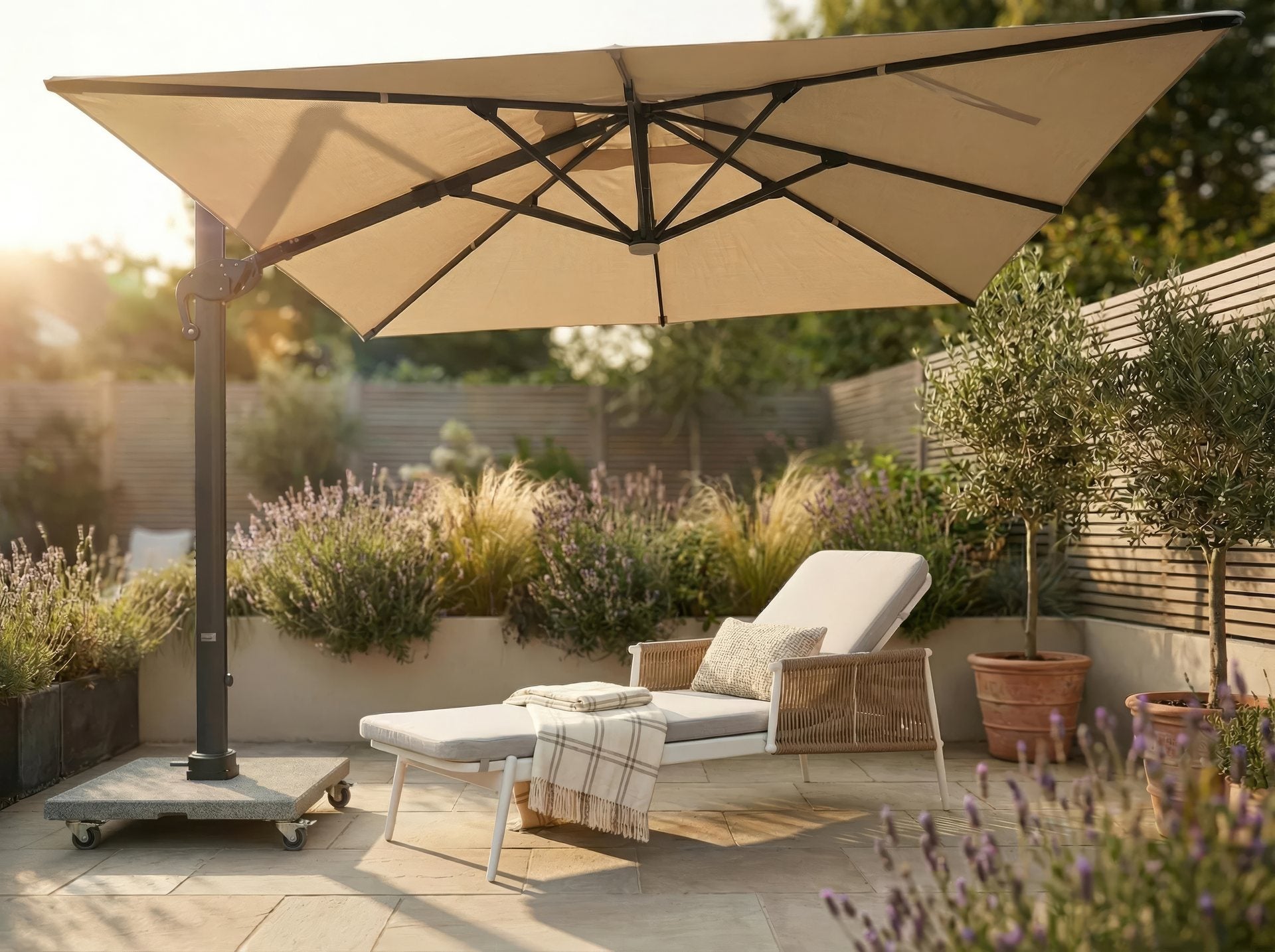 Ruffy Pendelschirm mit integrierter LED-Beleuchtung und verstellbarem Granitsockel, perfekt für jede moderne Outdoor-Gestaltung von Gartenmöbelshop.at