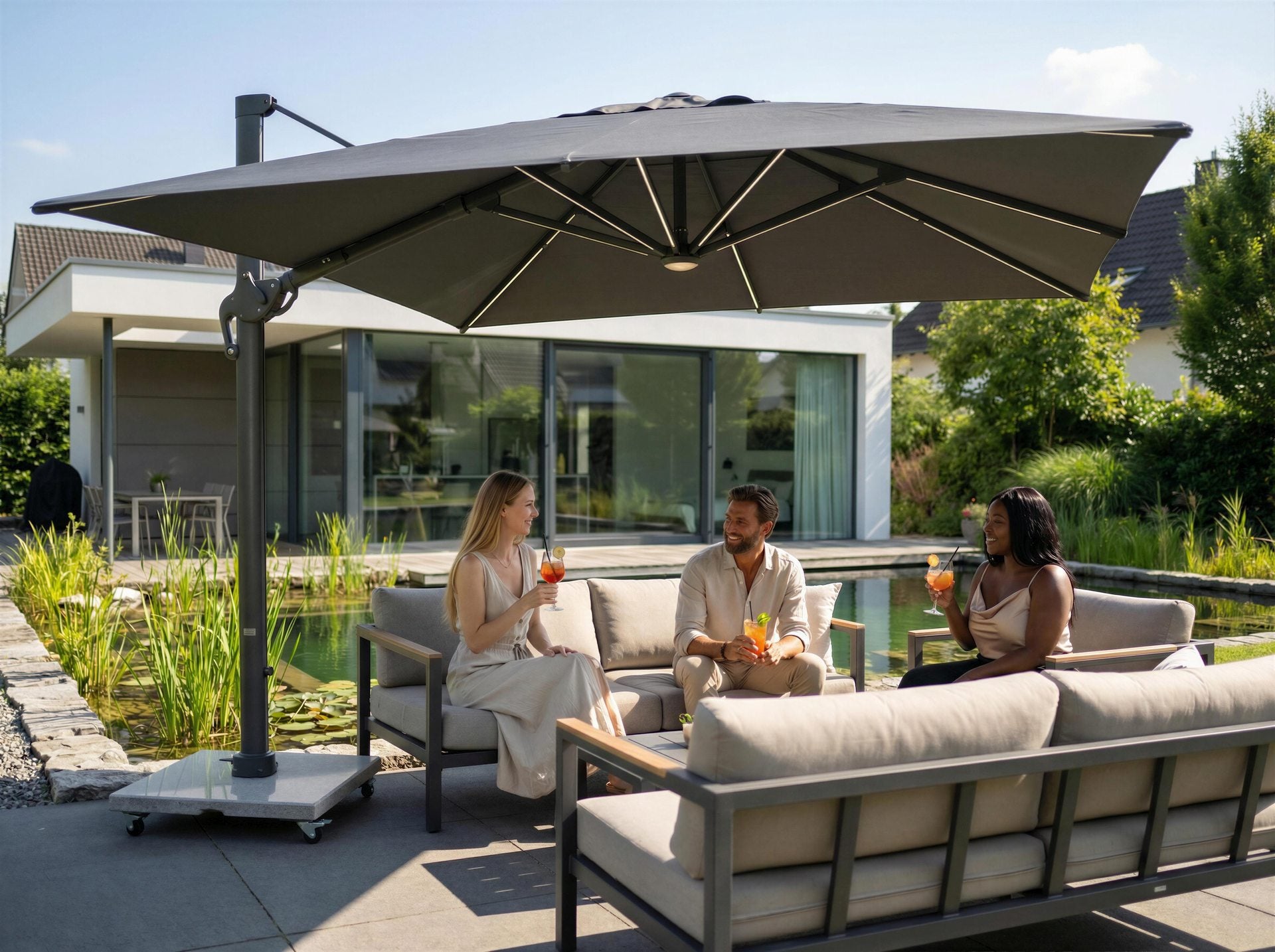 Ruffy Pendelschirm mit integrierter LED-Beleuchtung und verstellbarem Granitsockel, perfekt für jede moderne Outdoor-Gestaltung von Gartenmöbelshop.at