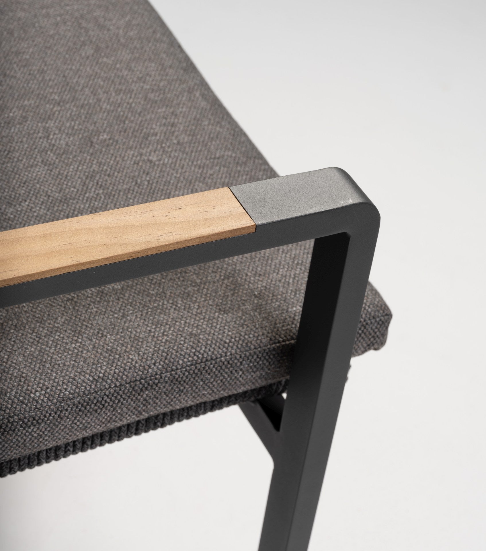 Sofagruppe Sasa mit 3er-Bank, 4 Armstühlen und Esstisch in Anthrazit mit Pinienholz-Tischplatte.