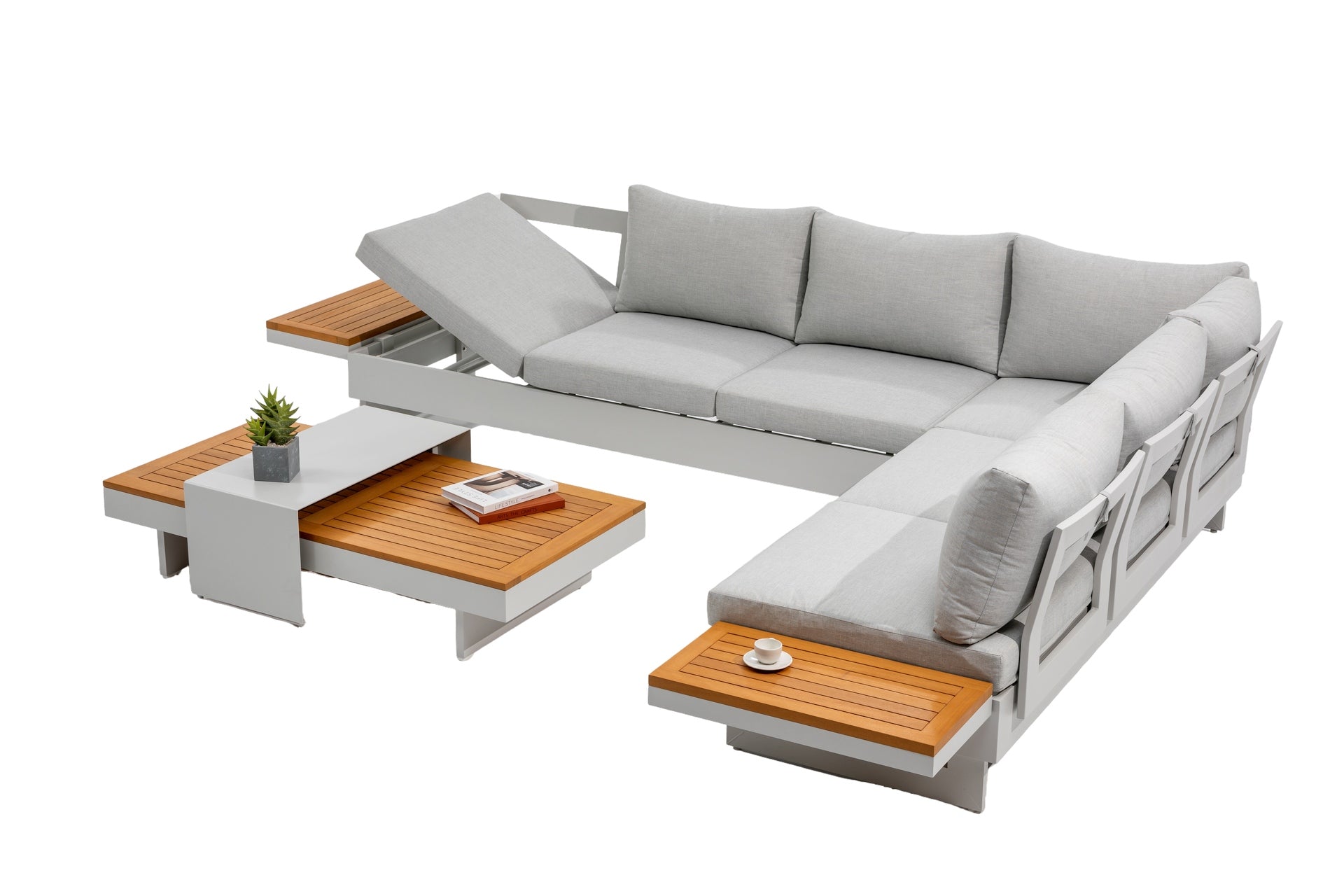 Seraphina Loungegruppe mit perlweißem Aluminiumgestell, hellgrauen Kissen & Akazienholz-Ablagen – modular & wetterfest.
