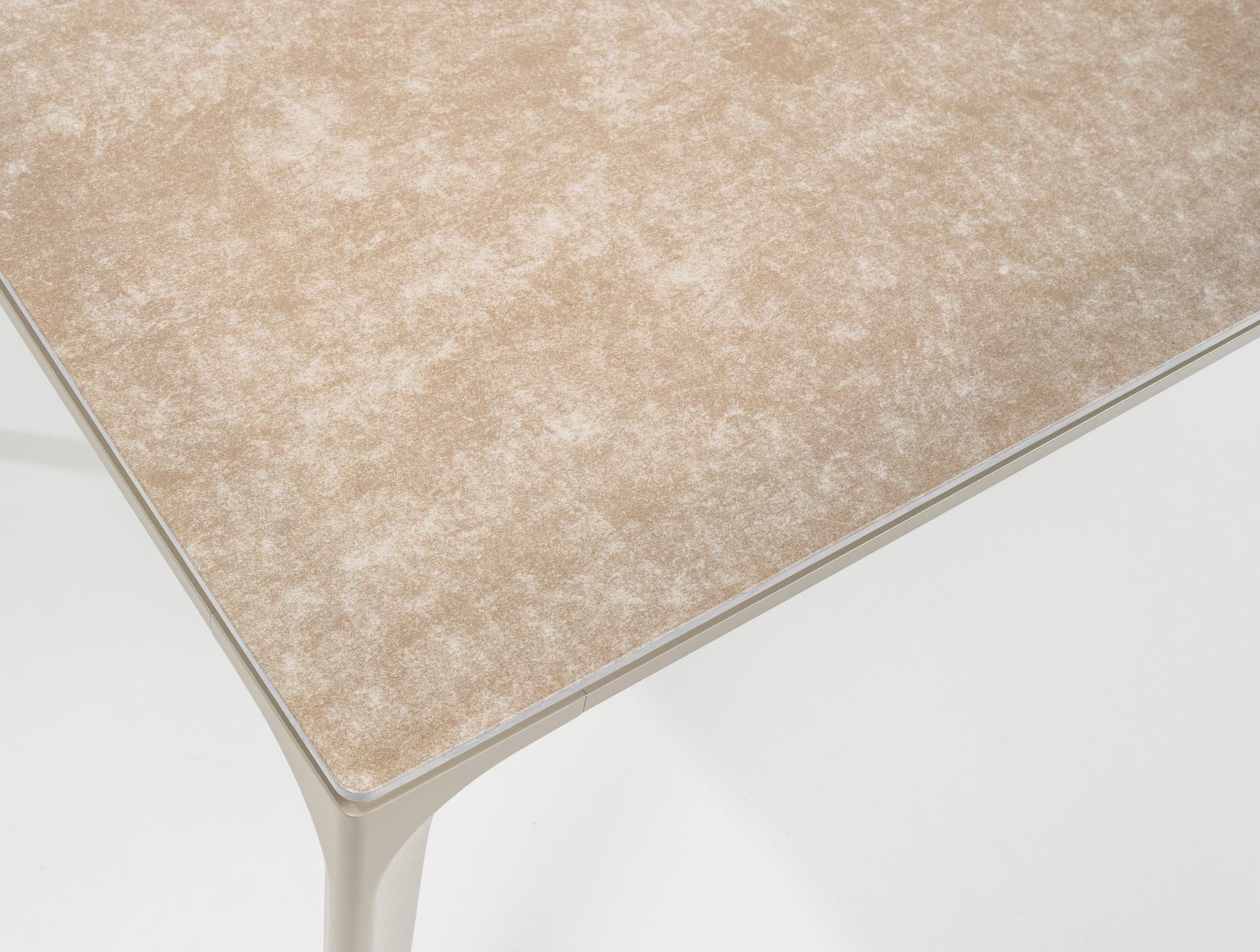 Serena Gartentisch mit Aluminiumgestell und keramikbeschichteter ESG-Glasplatte für den Outdoor-Bereich