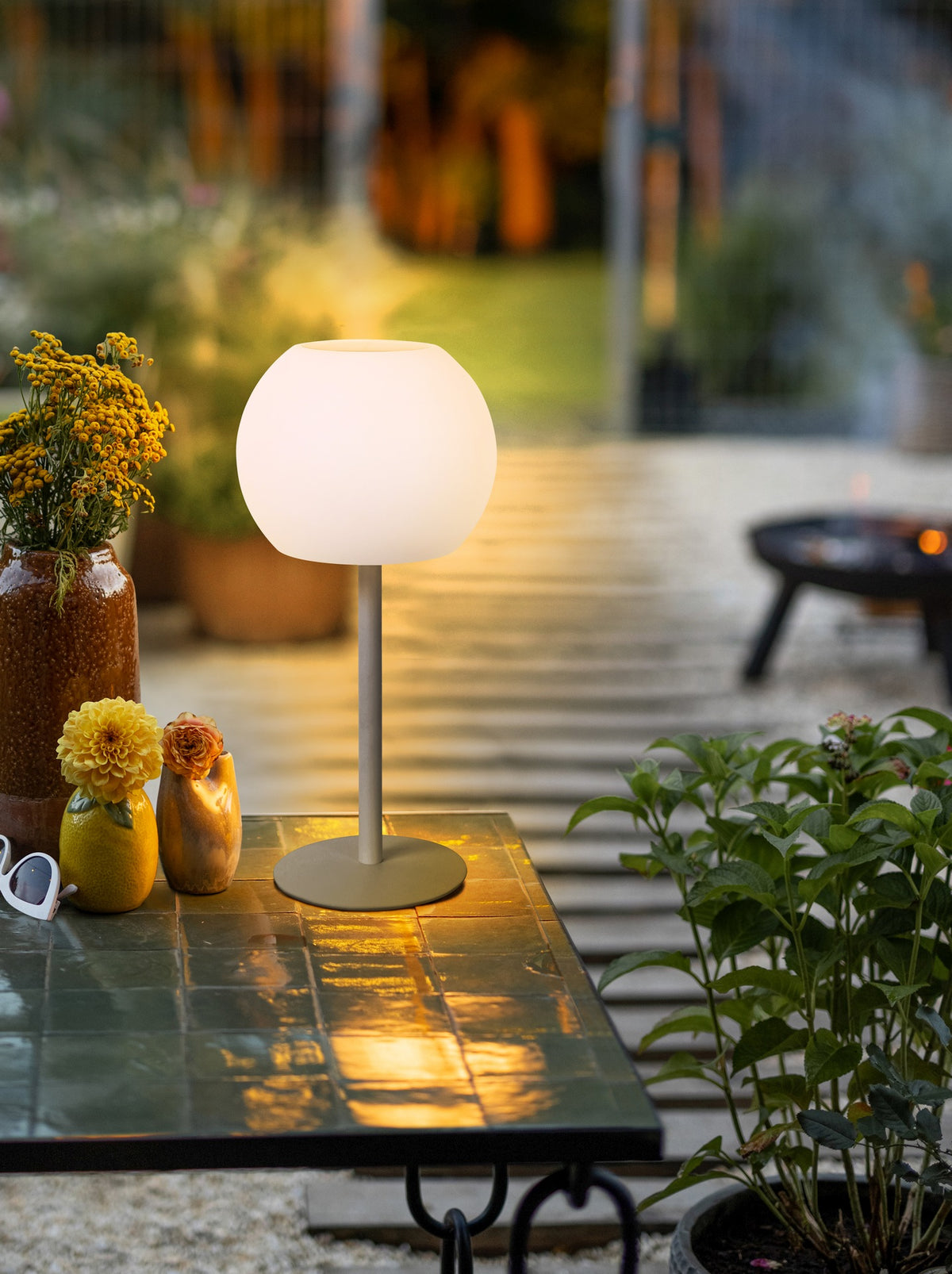 Genieße stimmungsvolle Beleuchtung im Freien mit der Solar-Tischlampe Shine-40 man