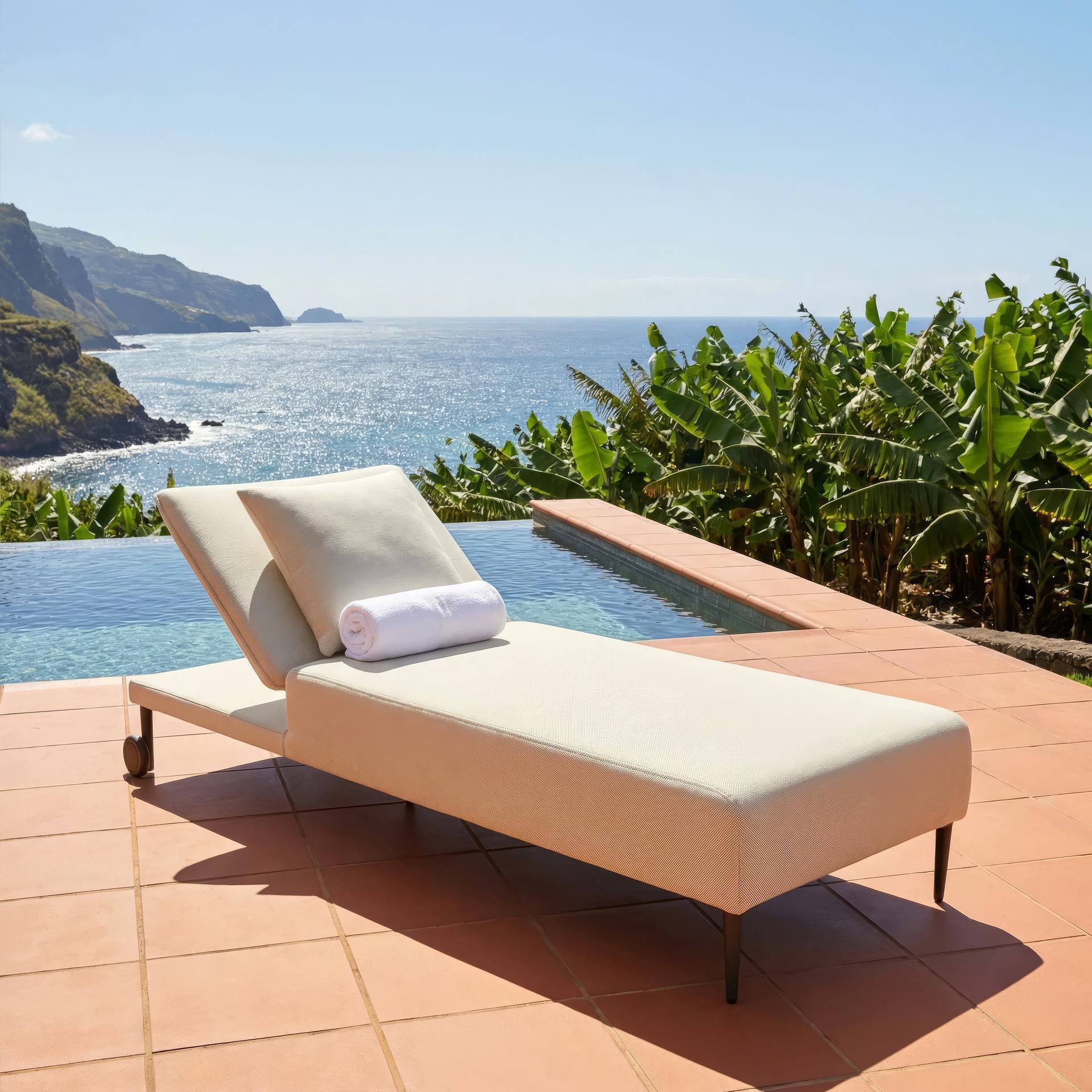 Sonnenliege Stephan Roll aus Aluminium mit Axroma Bezug. Jetzt mit integrierten Rollen für einfaches Verschieben. In Anthrazit oder Creme erhältlich.