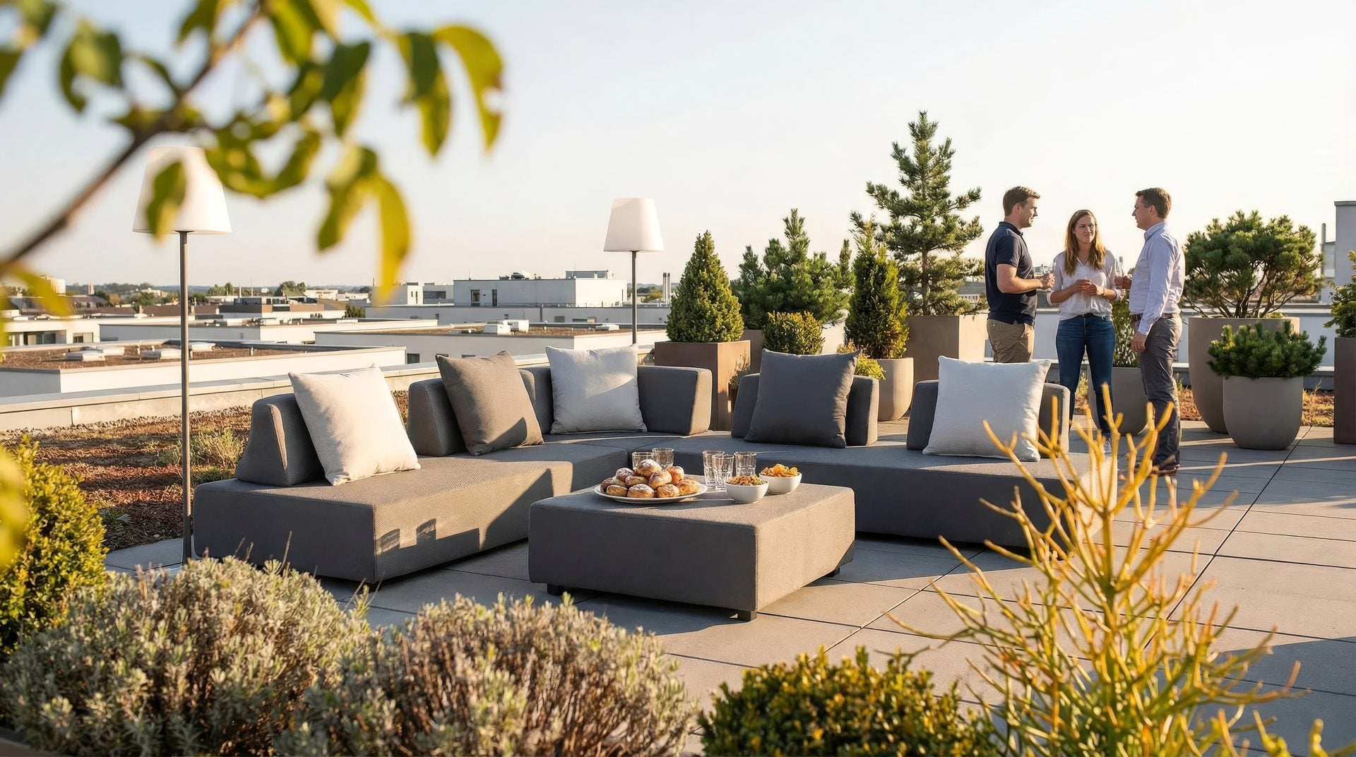 Die Stephan Loungegruppe: Individuell positionierbare Rückenlehnen, wasserabweisende Bezüge und multifunktionaler Hocker mit Metall-Tablett. Perfekt für Garten & Terrasse!