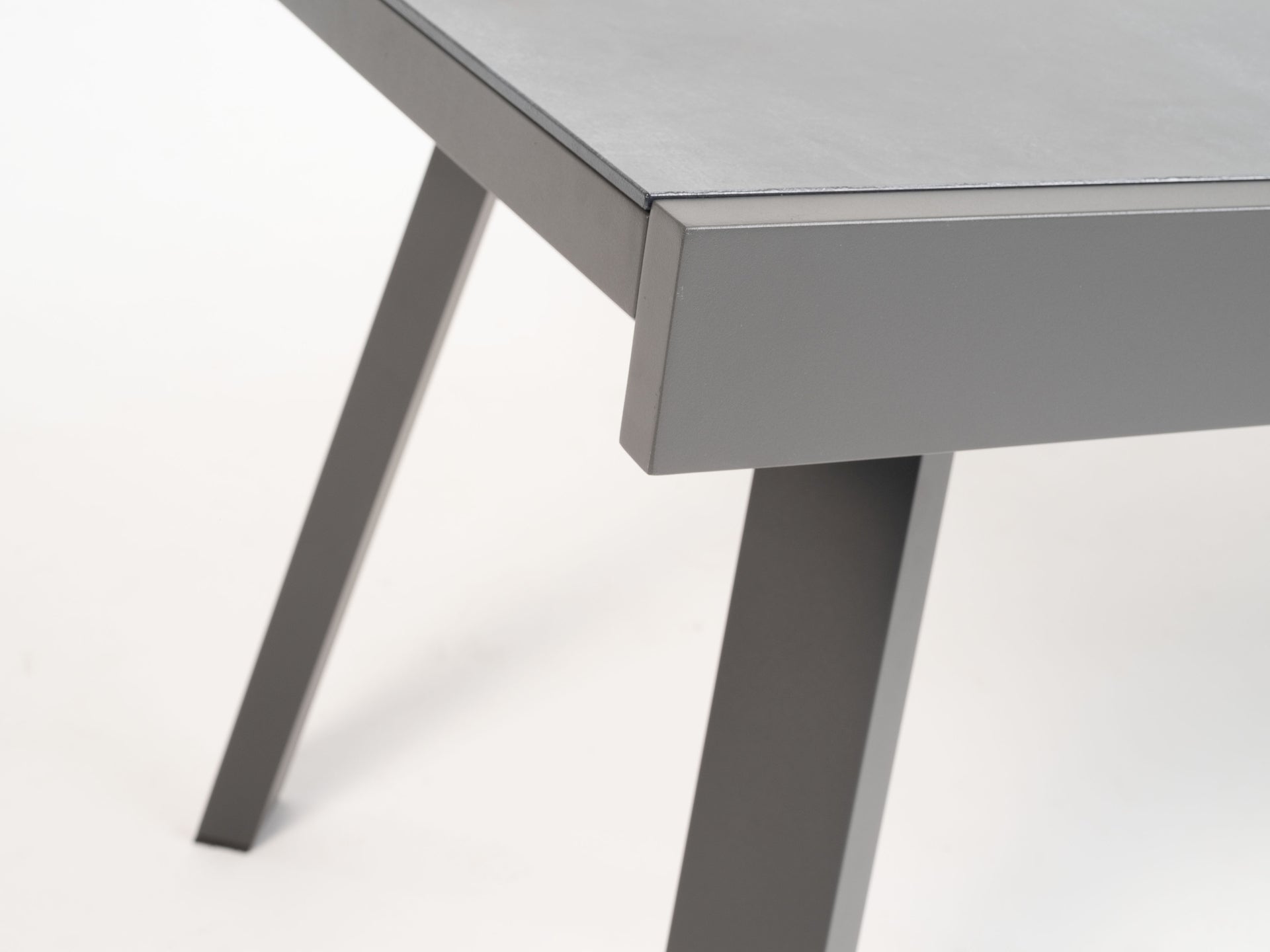 Benito - dining table