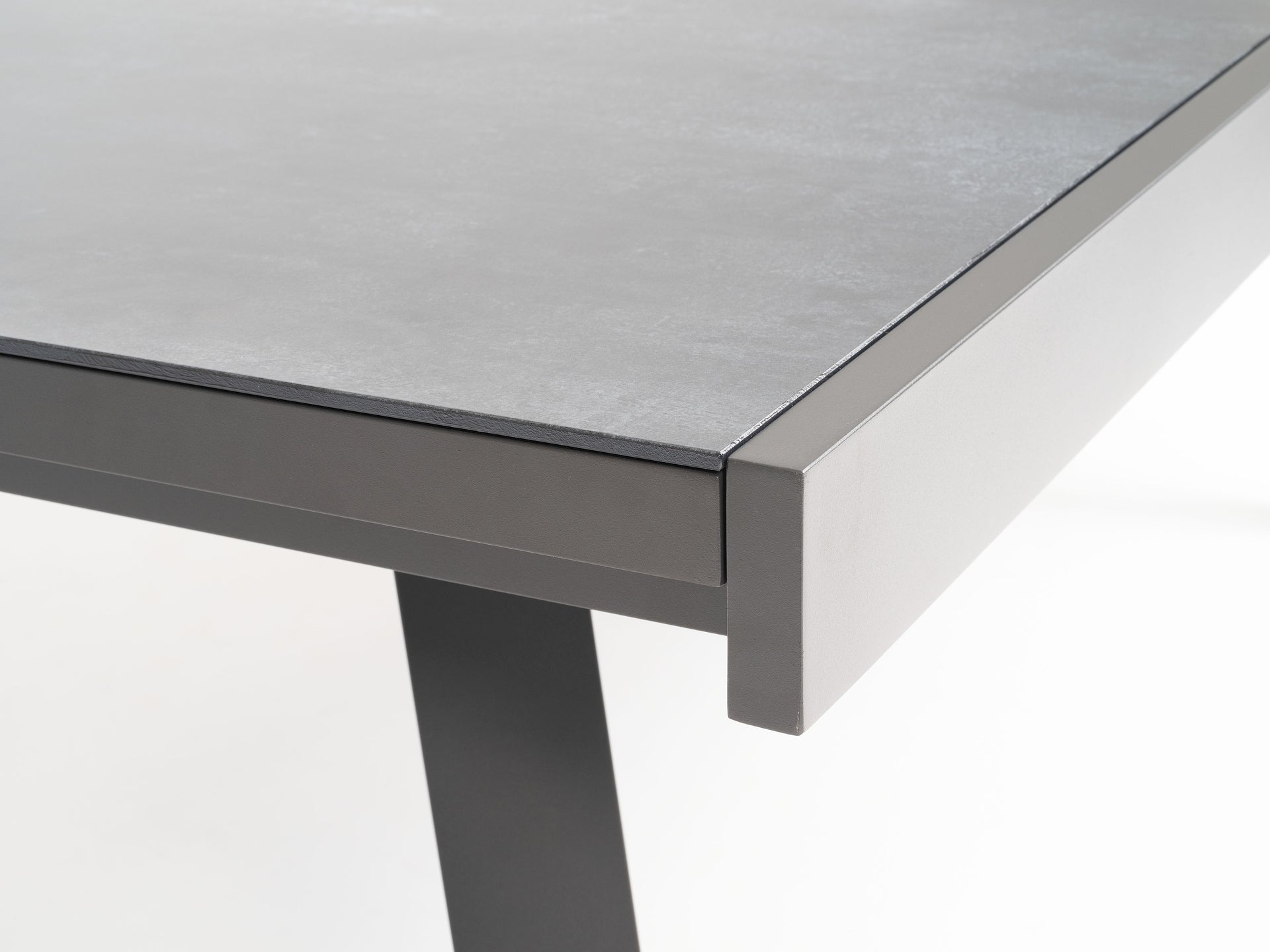 Benito - dining table