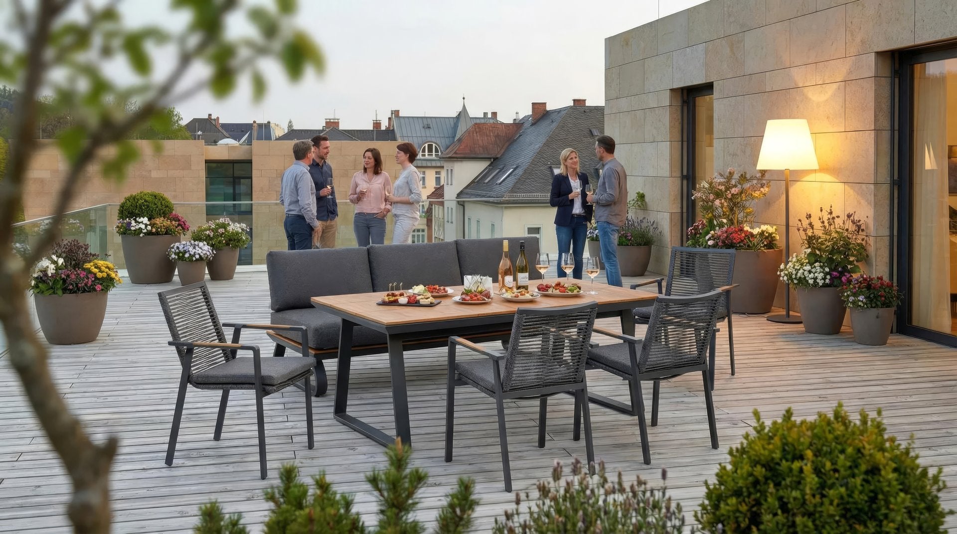 Sofagruppe Wayne mit Aluminiumgestell, Pinienholz und wetterfestem Bezug, inklusive verstellbarer Sitzfläche und großem Tisch.