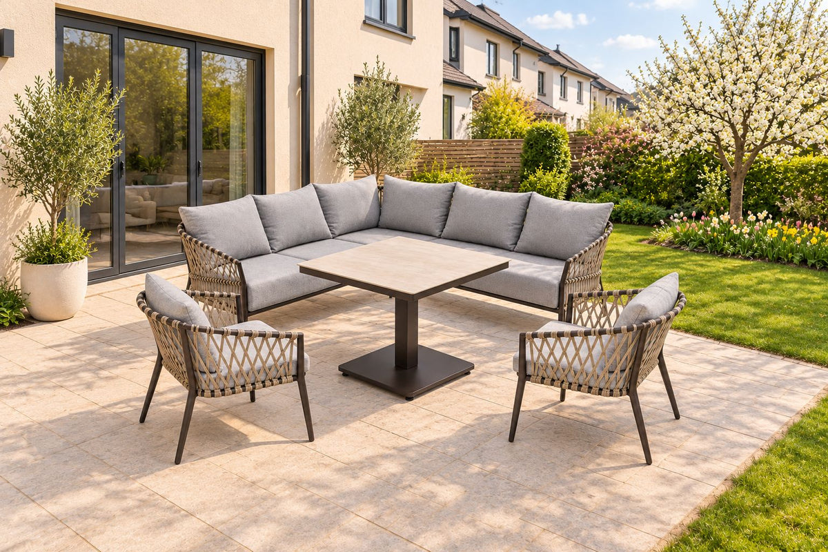 Amelie Eckbankgruppe auf einer sonnigen Gartenterrasse mit höhenverstellbarem Sinterstone-Tisch