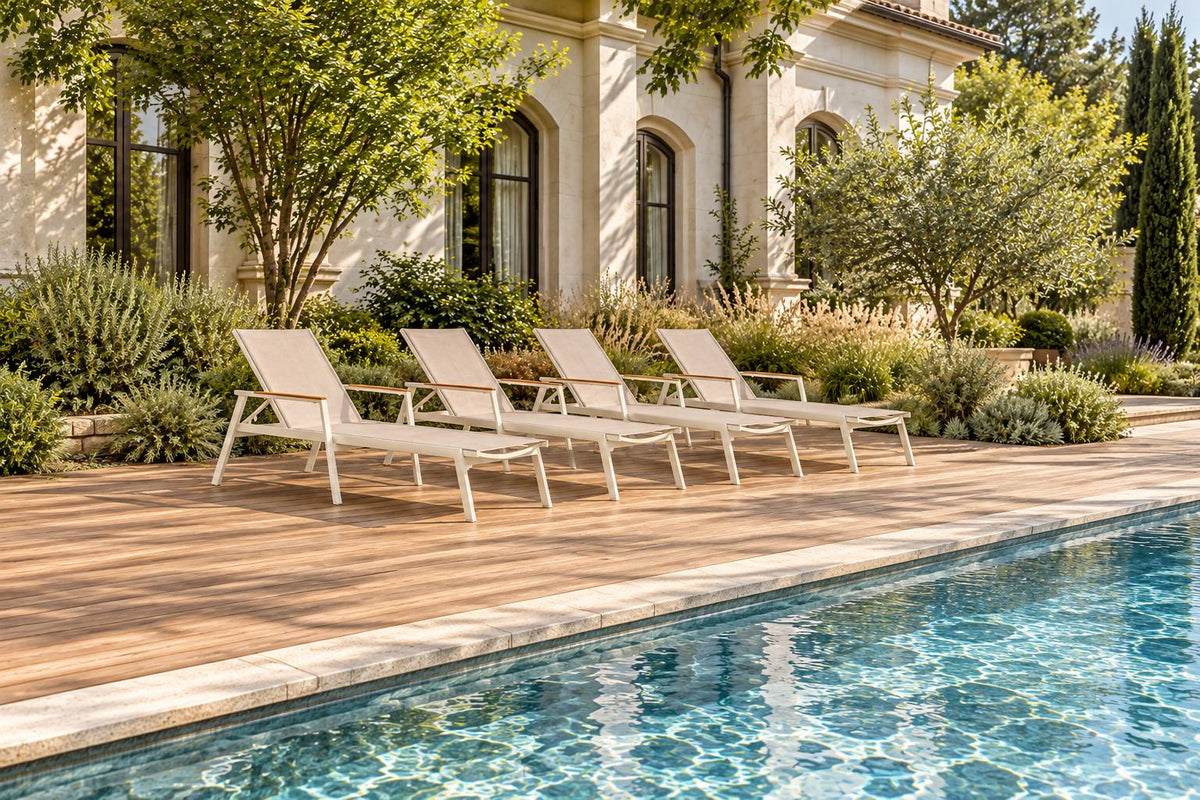 Ava Sonnenliege Ivory – Ava Sonnenliegen in Ivory als Gruppe am Pool
