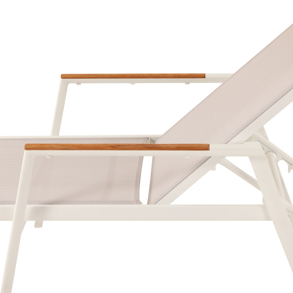 Ava Sonnenliege Ivory – Detail der Teakholz-Armauflagen am Ivory-Aluminiumgestell