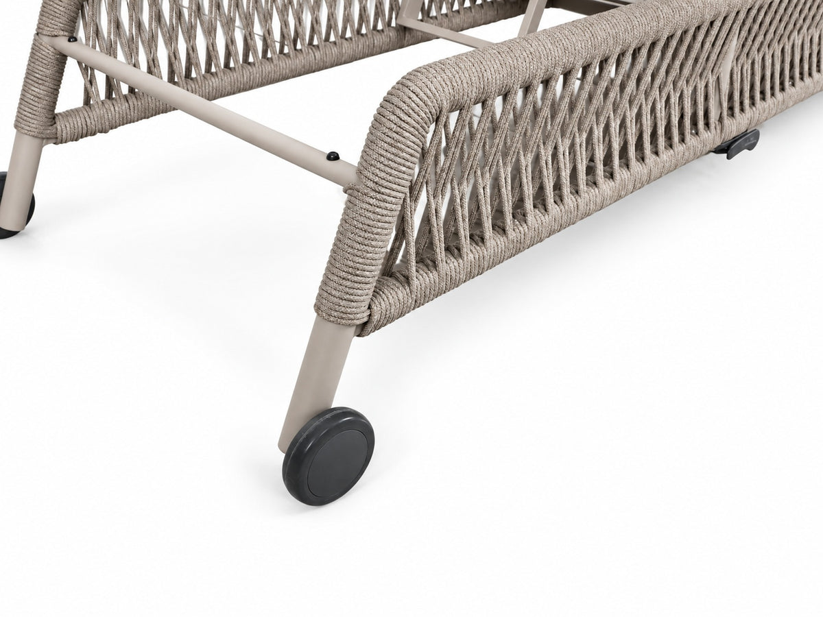 Becky Sonnenliege – Detail der Rollen, des grauen Aluminiumgestells und der Greige-Schnurbespannung