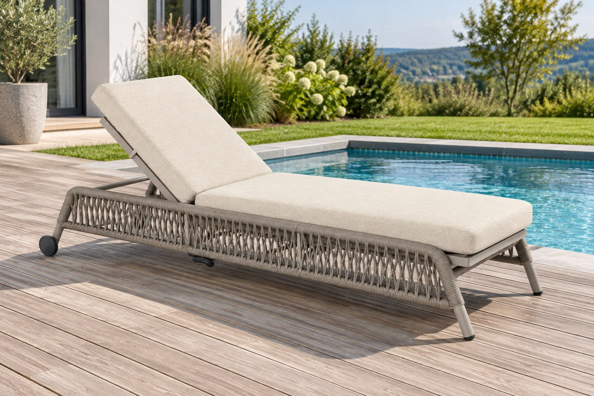 Becky Sonnenliege – Sonnenliege auf einer Holzterrasse am Pool