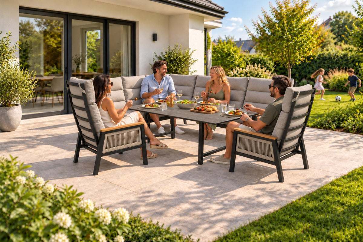 Chiara-Comfort Eckbankgruppe mit hohen Lehnen und zwei gepolsterten Armstühlen – gesellige Runde auf der Terrasse