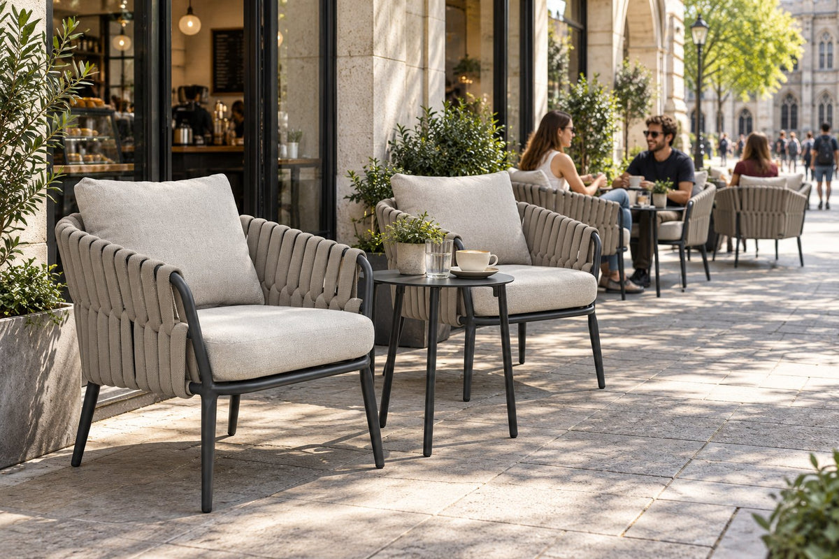 Nero Gartenfauteuils auf einer Caféterrasse mit separaten Beistelltischen